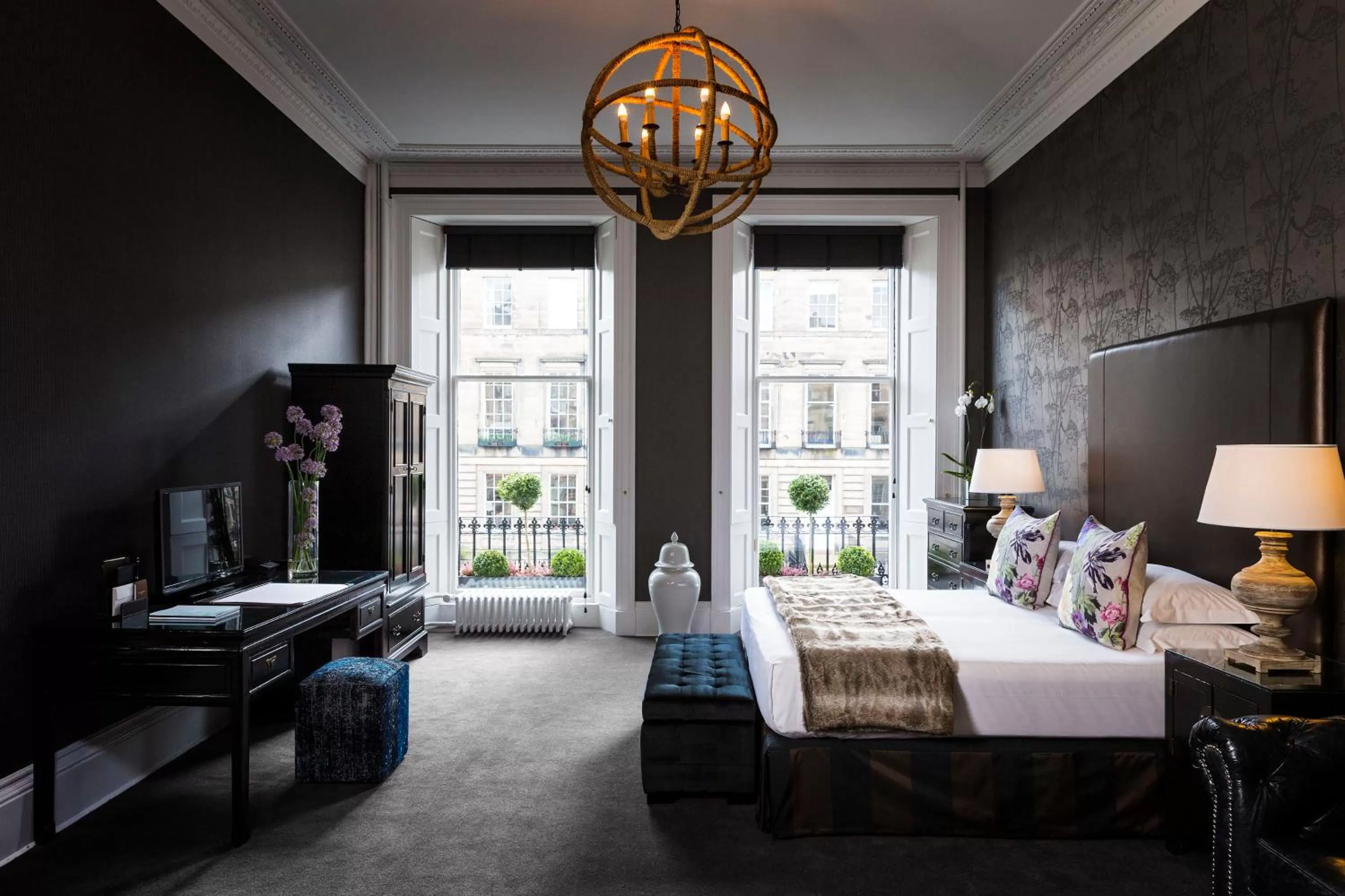 Photo of the whole room, Bed in Nira Caledonia