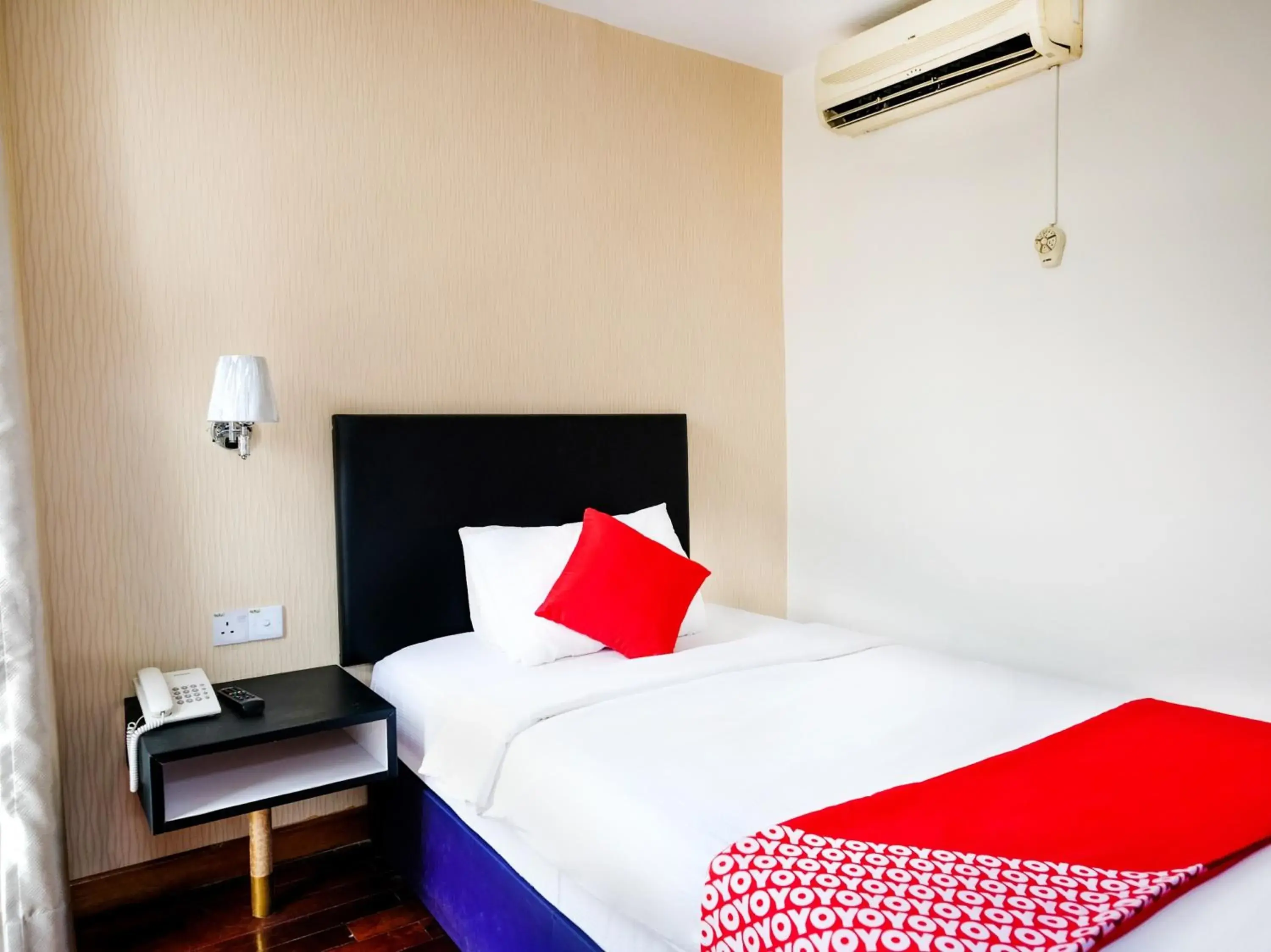 Bedroom, Bed in Super OYO 546 Grand City Hotel