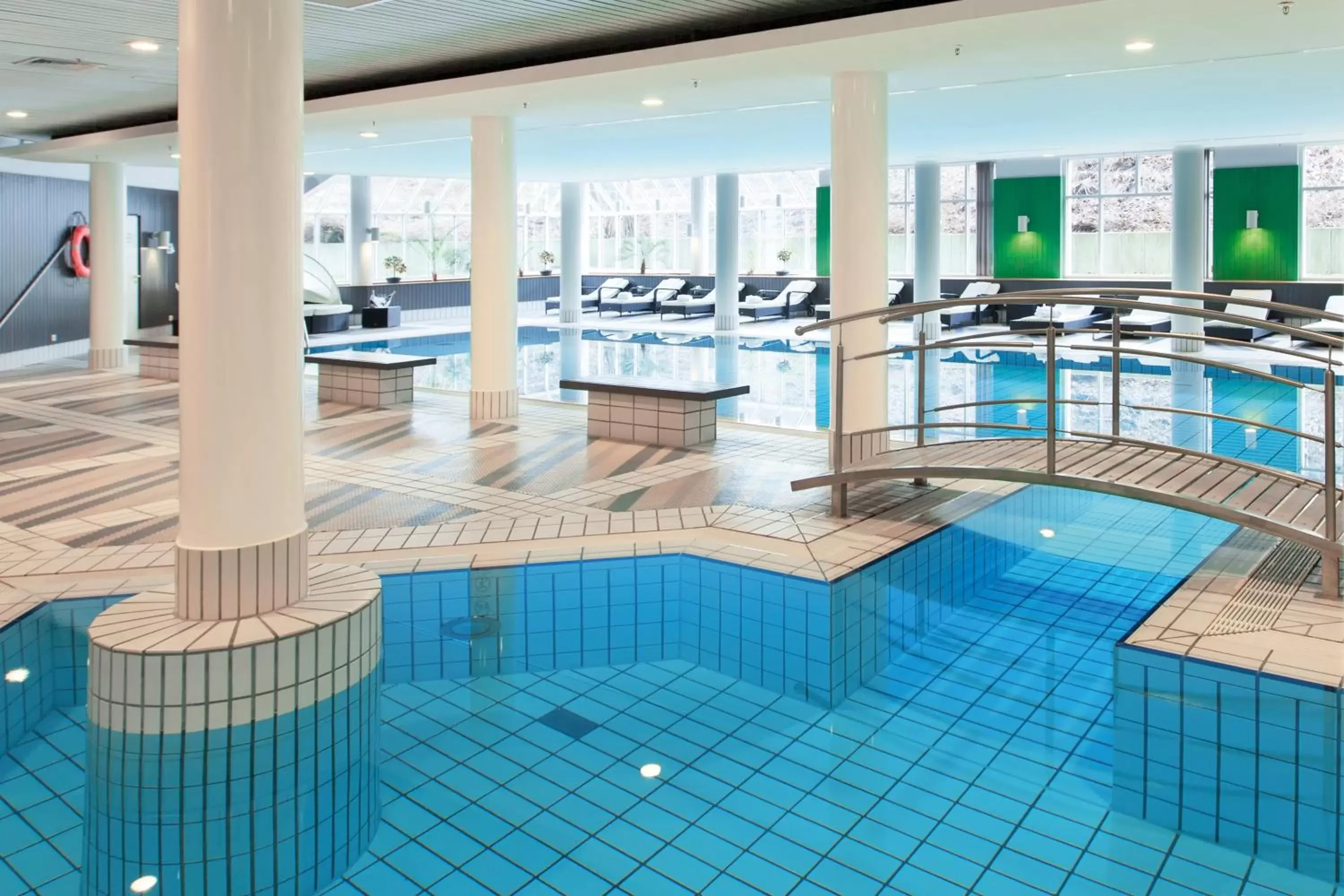 Swimming Pool in Radisson Blu Hotel Dortmund