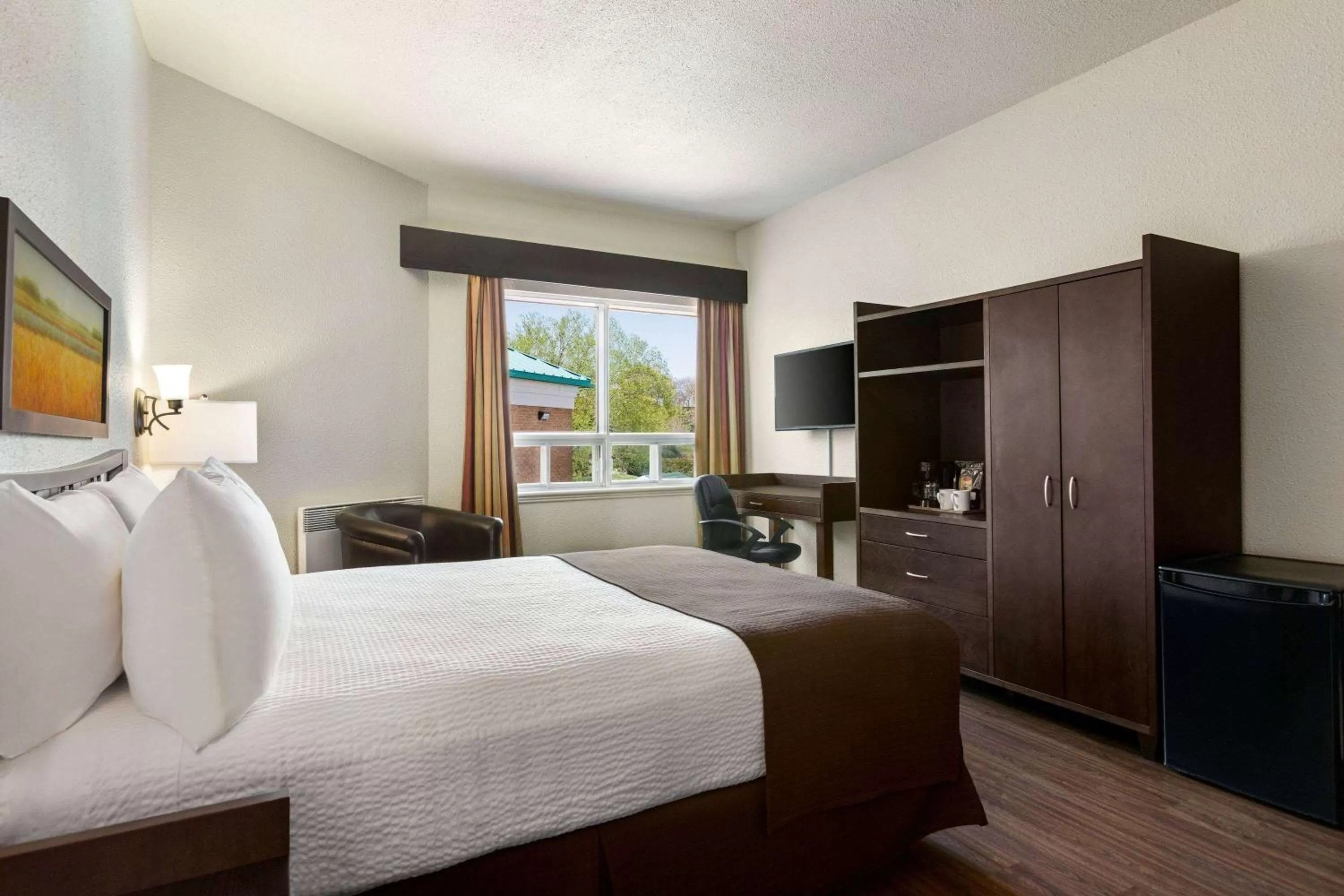 Photo of the whole room, Bed in Days Inn by Wyndham Montmagny