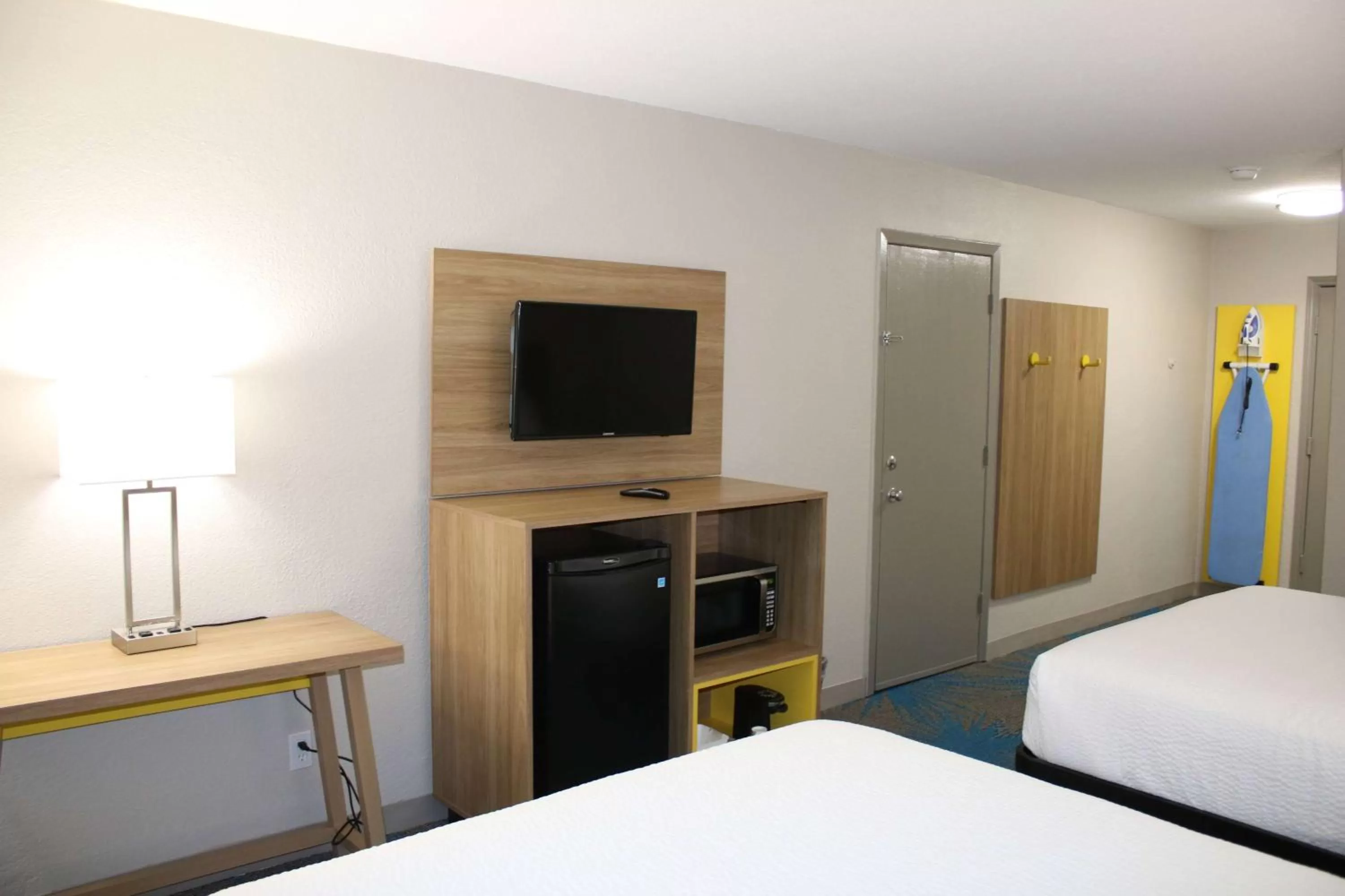 Photo of the whole room, Bed in Days Inn by Wyndham Waco University Area