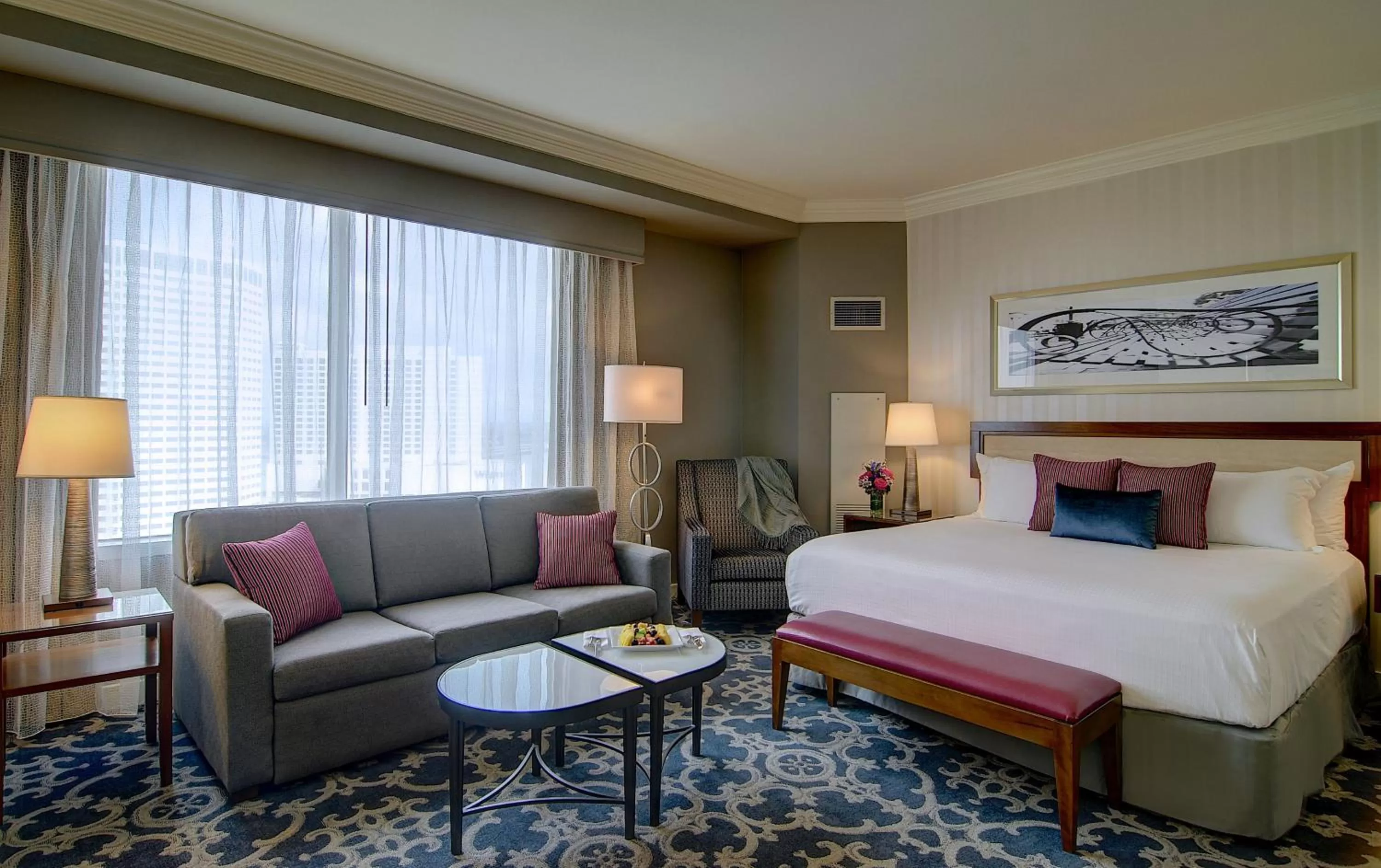 Photo of the whole room, Bed in Loews New Orleans Hotel