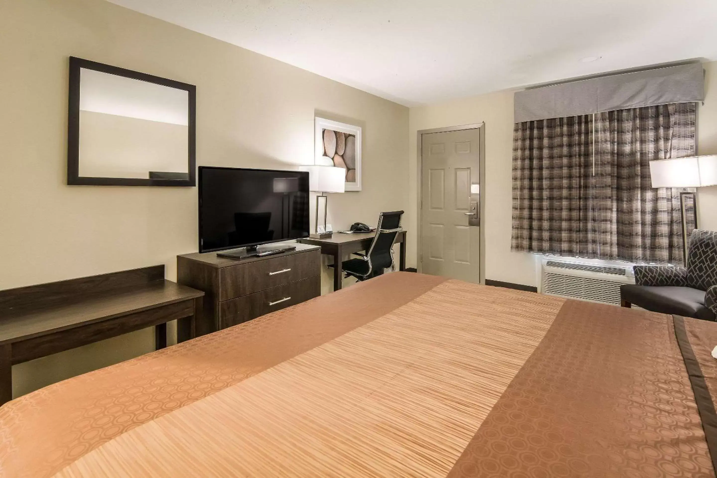Photo of the whole room, TV/Entertainment Center in Quality Inn & Suites Dallas-Cityplace
