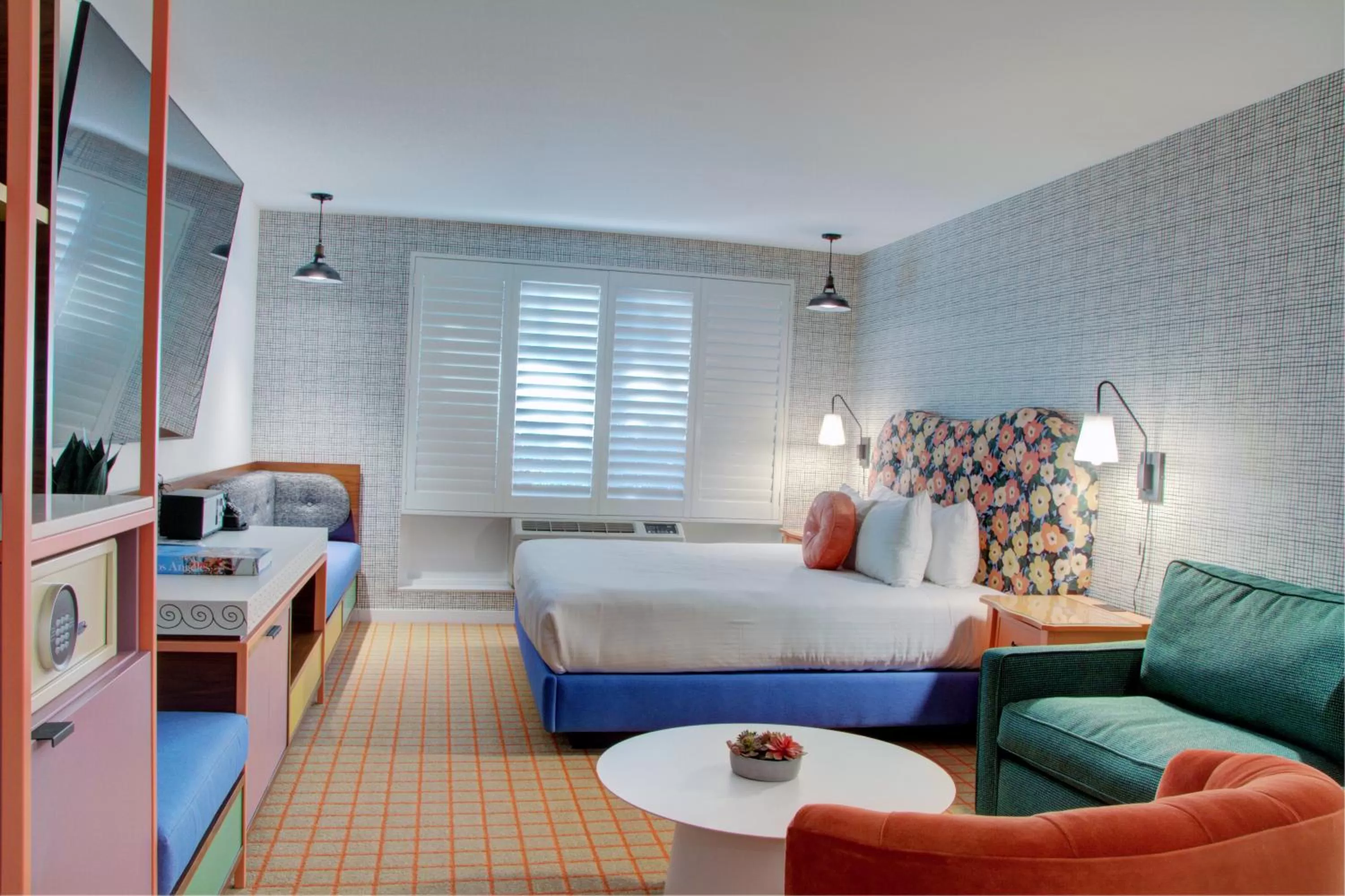 Communal lounge/ TV room, Bed in The Hollywood Franklin Hotel near Universal Studios