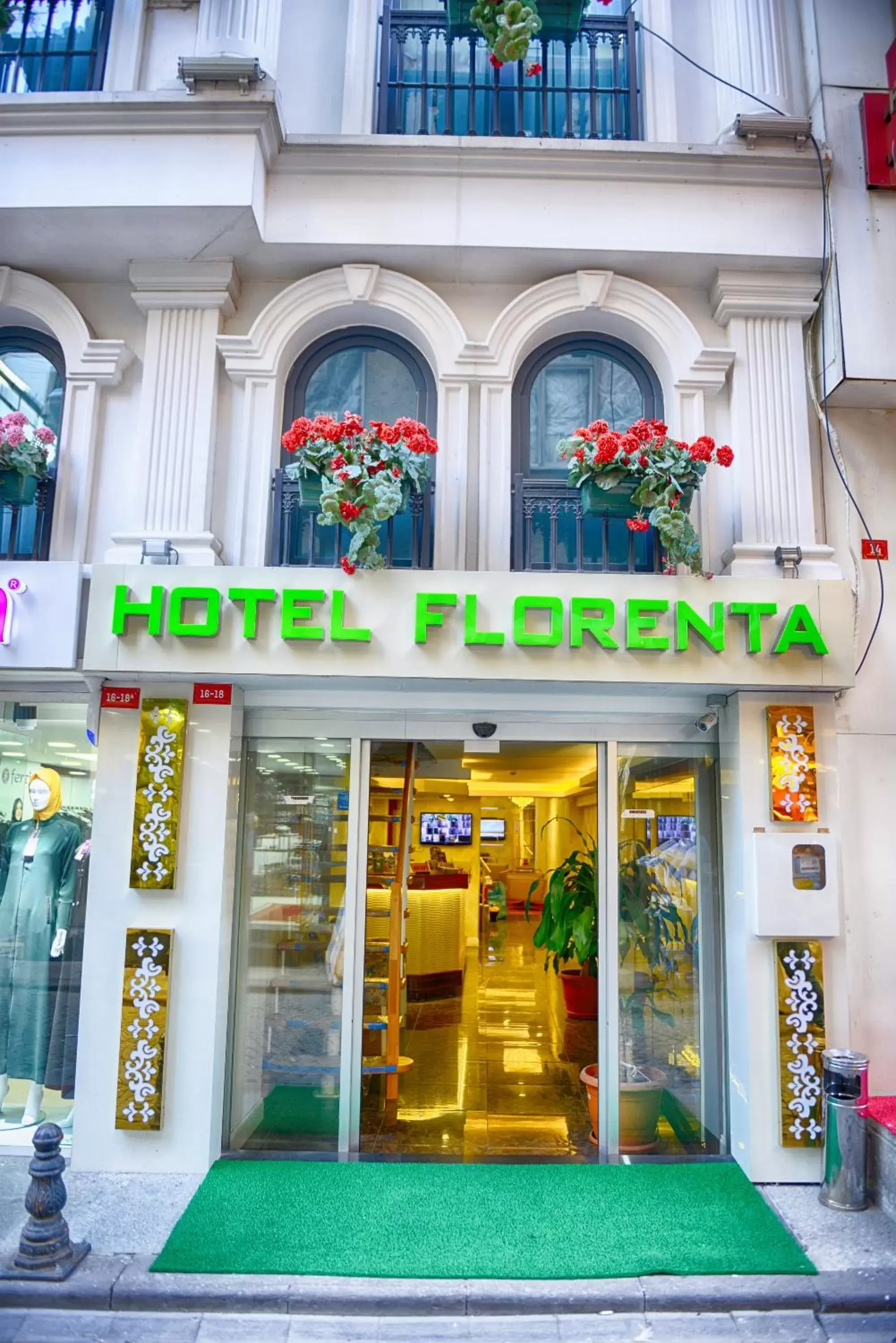 Facade/entrance in Florenta Hotel