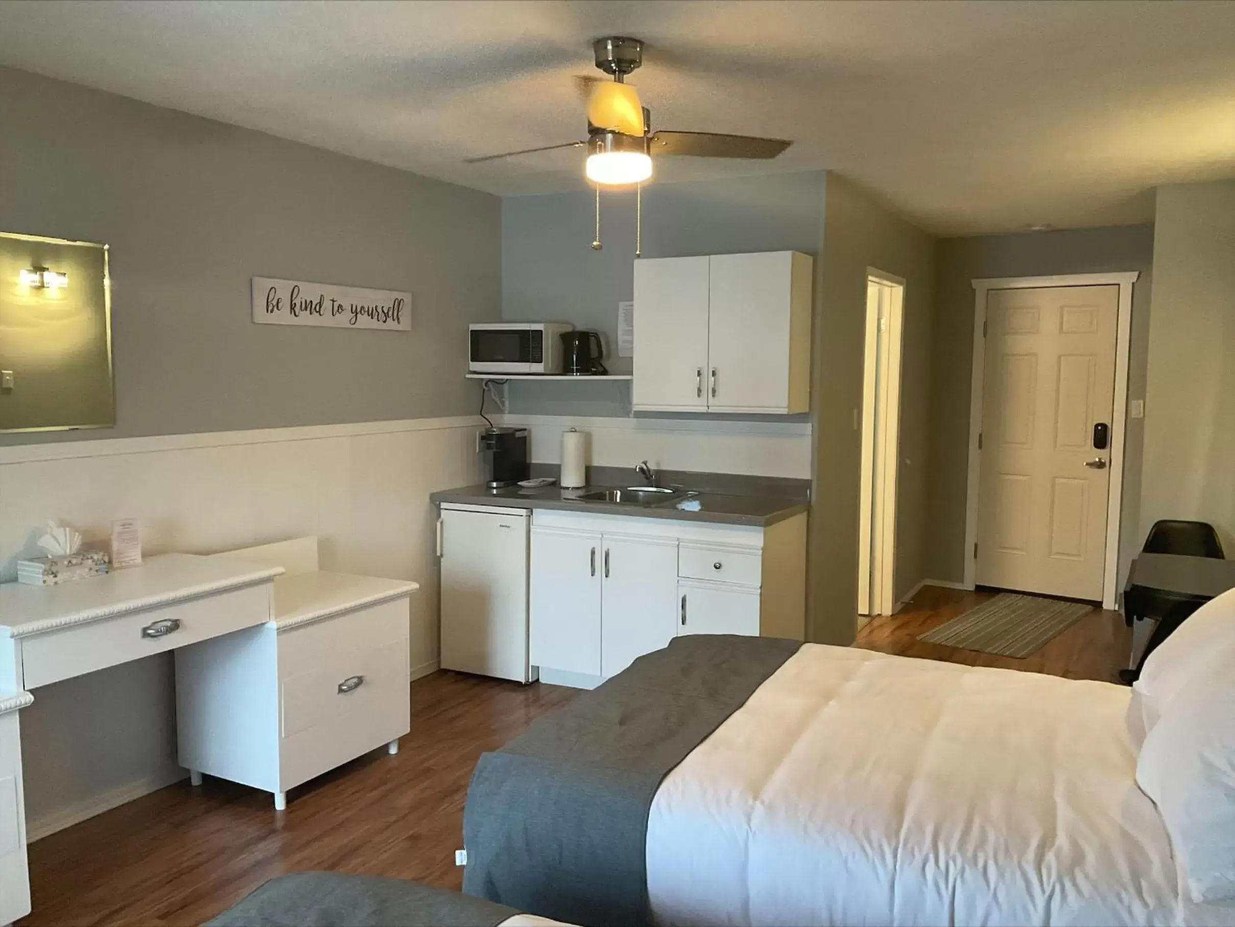 Bedroom, Kitchen/Kitchenette in Celadon Lodge