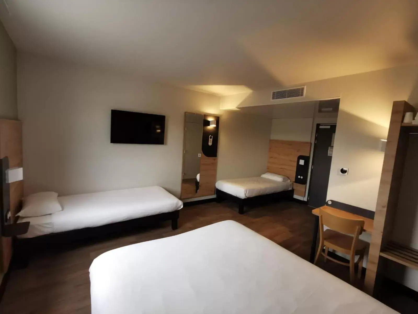 Photo of the whole room, Bed in B&B HOTEL Saint-Martin-de-Crau Alpilles Camargue