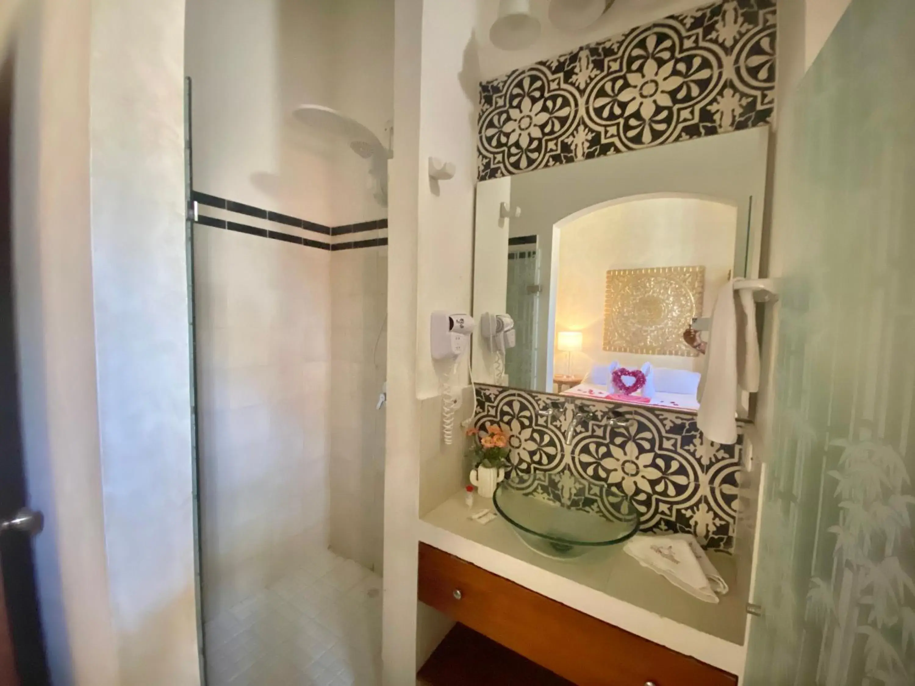 Shower, Bathroom in Hotel Boutique Castillo Ines Maria