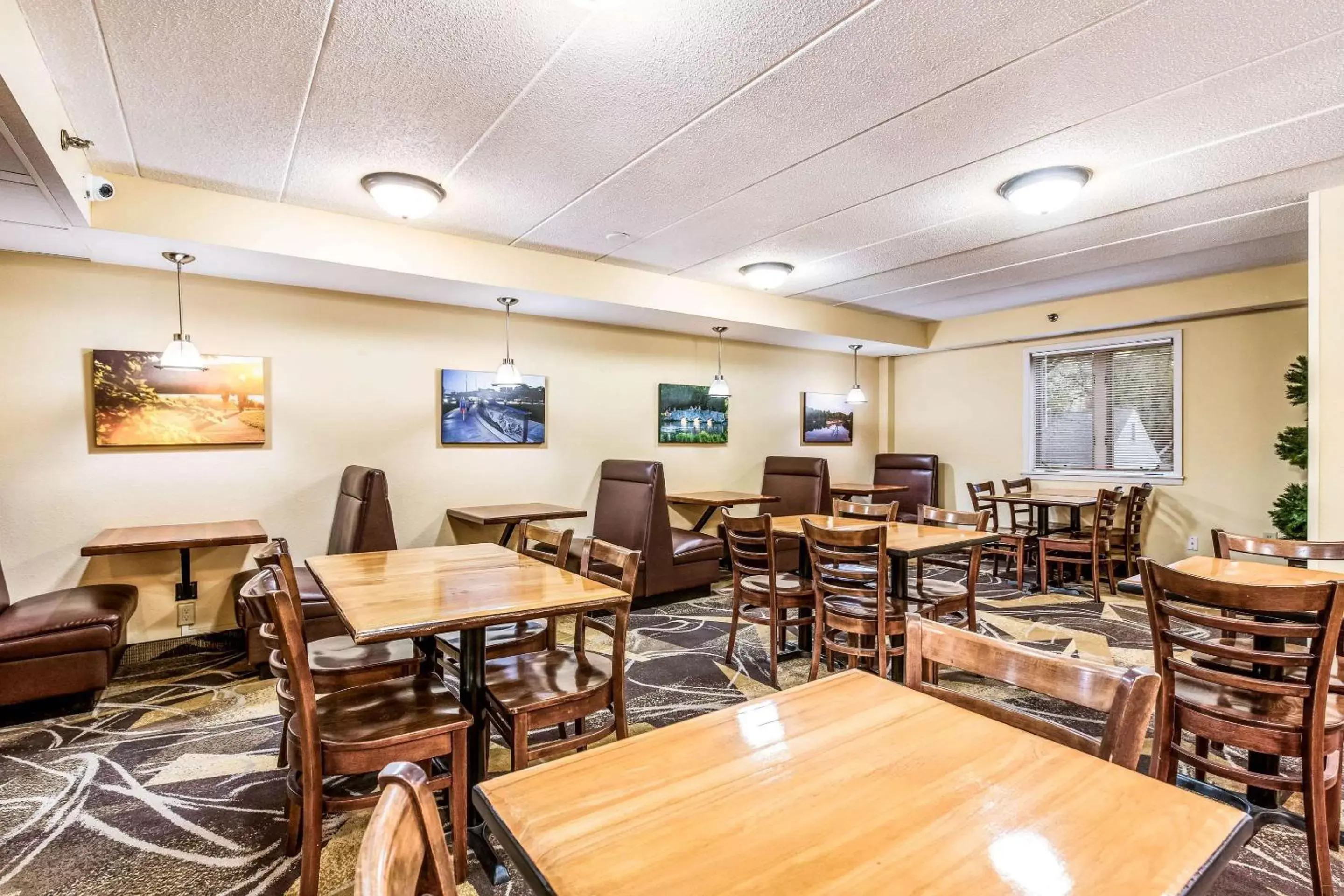 Restaurant/Places to Eat in Econo Lodge Rochester