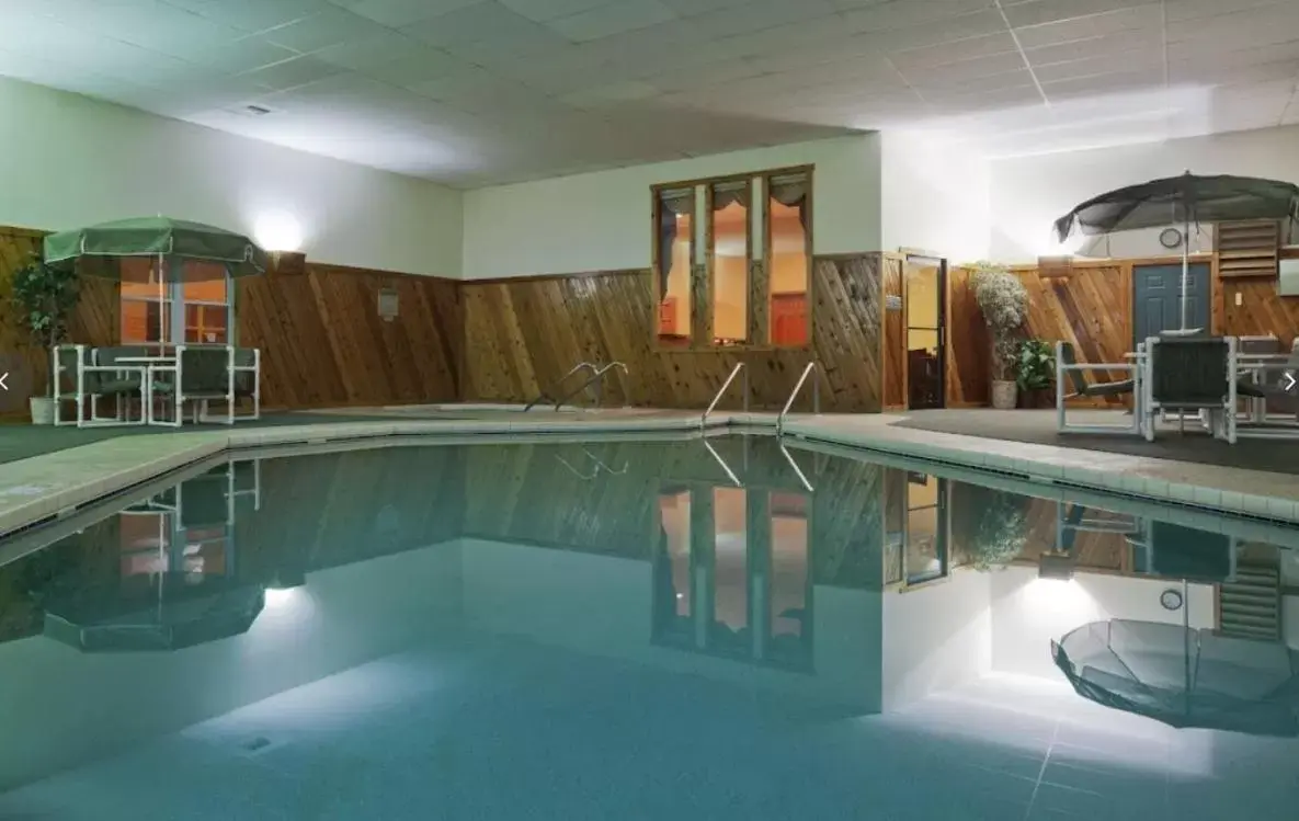 Swimming Pool in Country Inn & Suites by Radisson, Sparta, WI