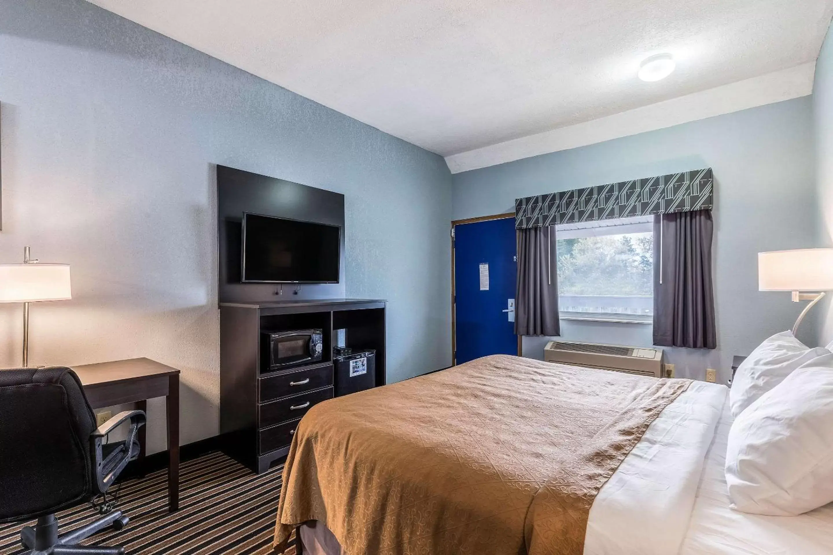 Photo of the whole room, TV/Entertainment Center in Rodeway Inn