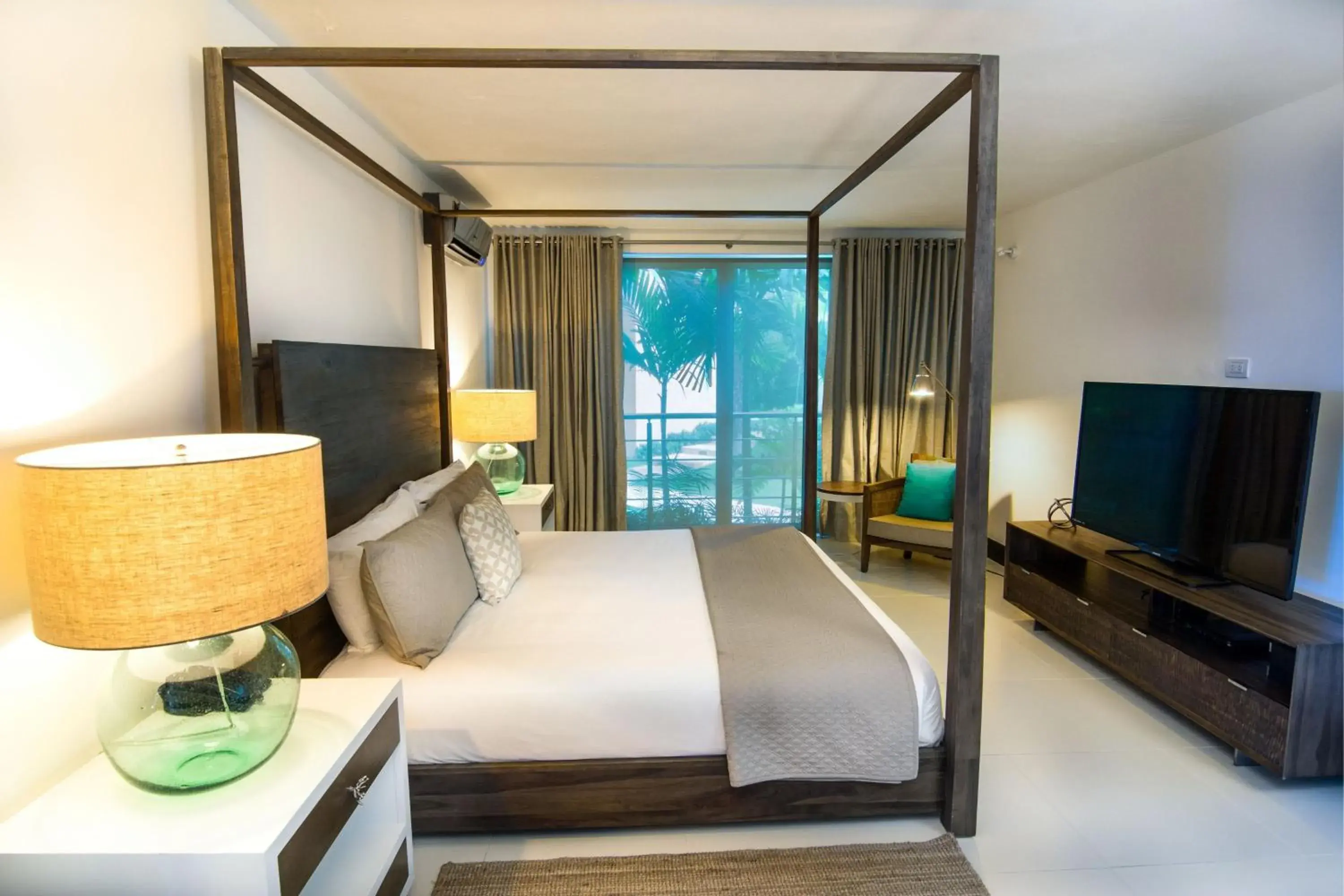 Bedroom, TV/Entertainment Center in The Ocean Club, a Luxury Collection Resort, Costa Norte