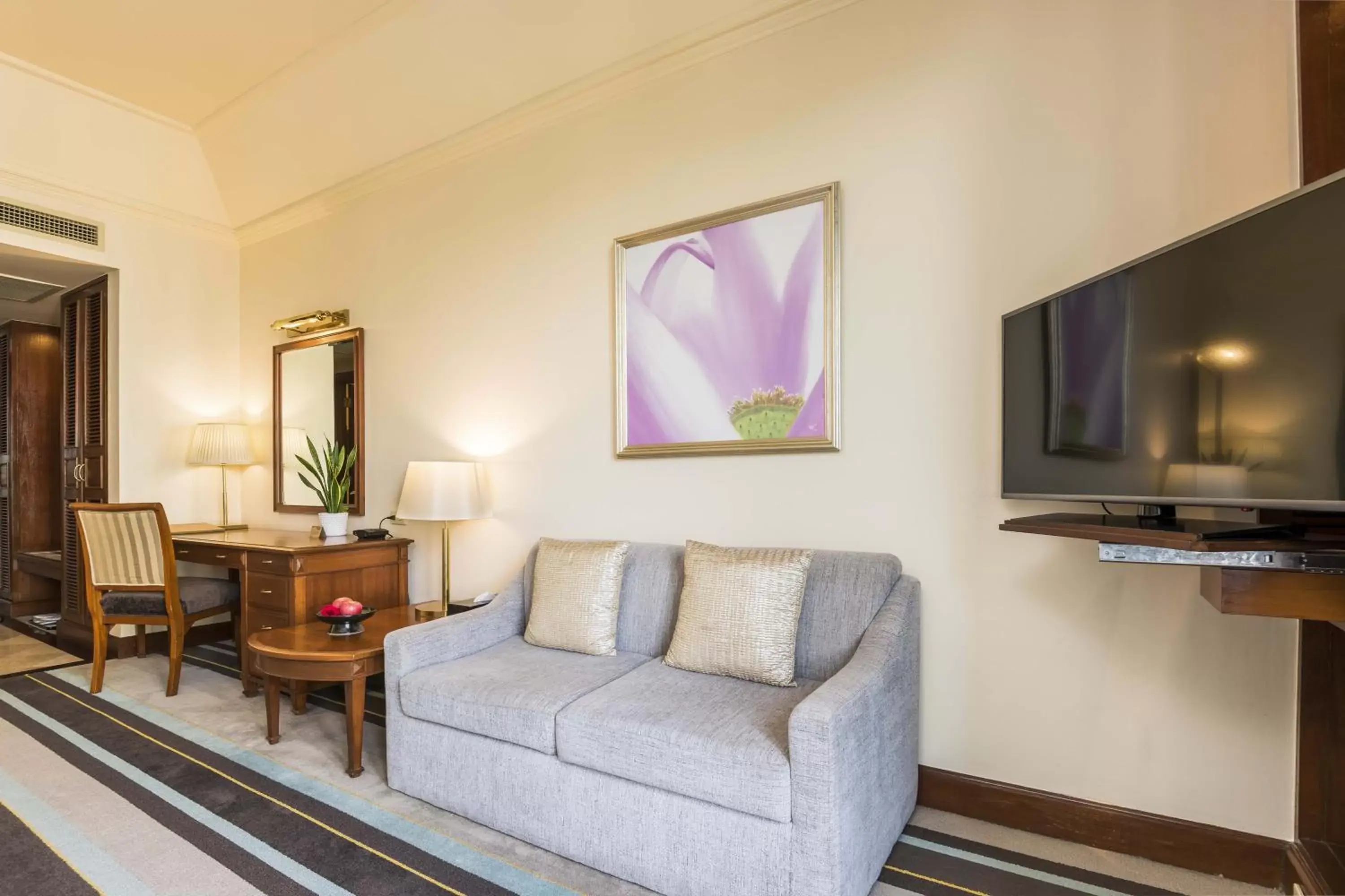 Living room, Seating Area in Chatrium Hotel Royal Lake Yangon