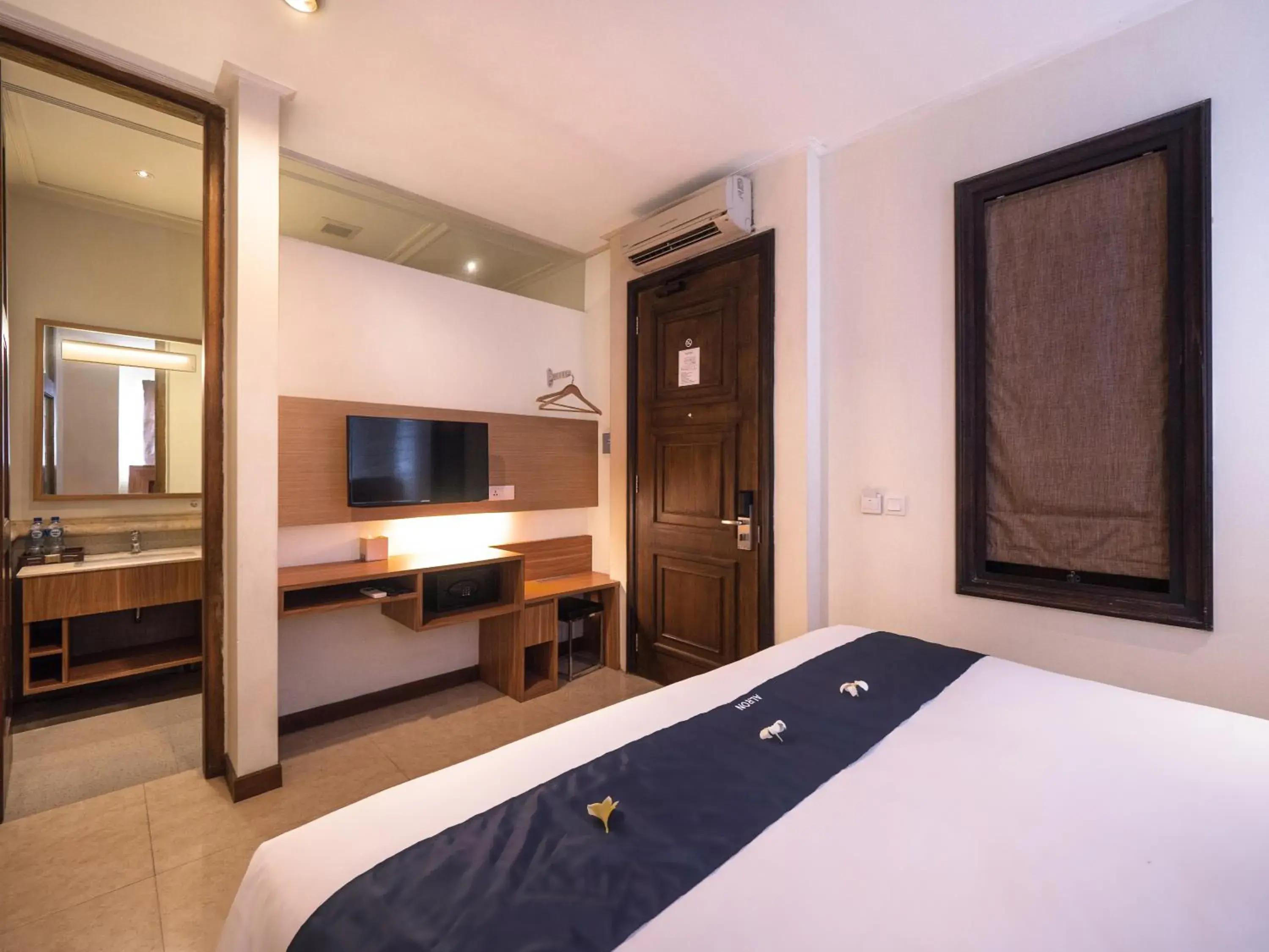 Bed, TV/Entertainment Center in Alron Hotel Kuta Powered by Archipelago