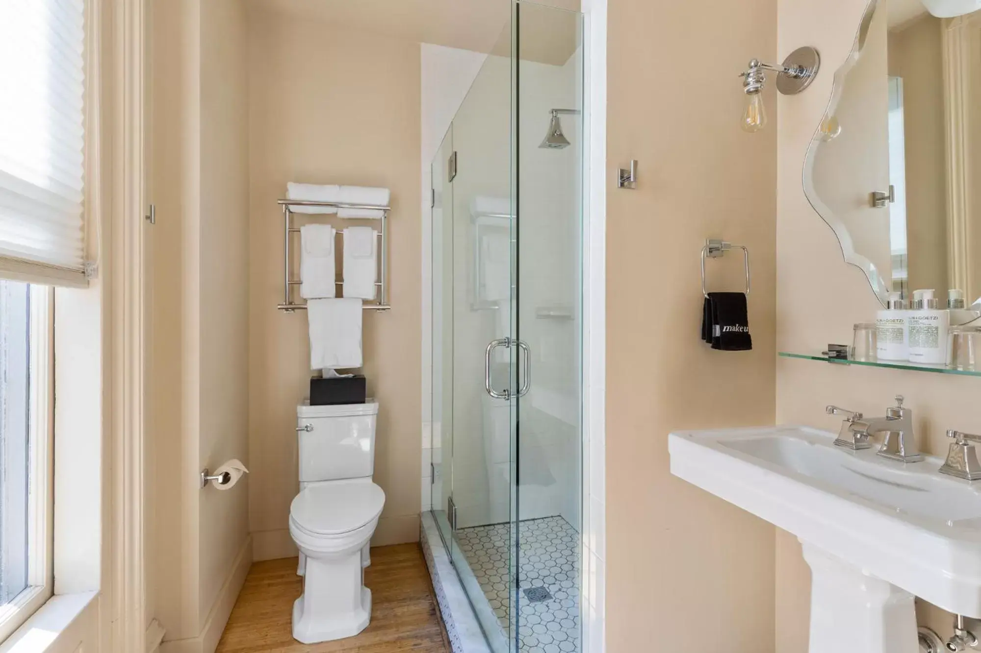 Shower, Bathroom in The Francis Hotel