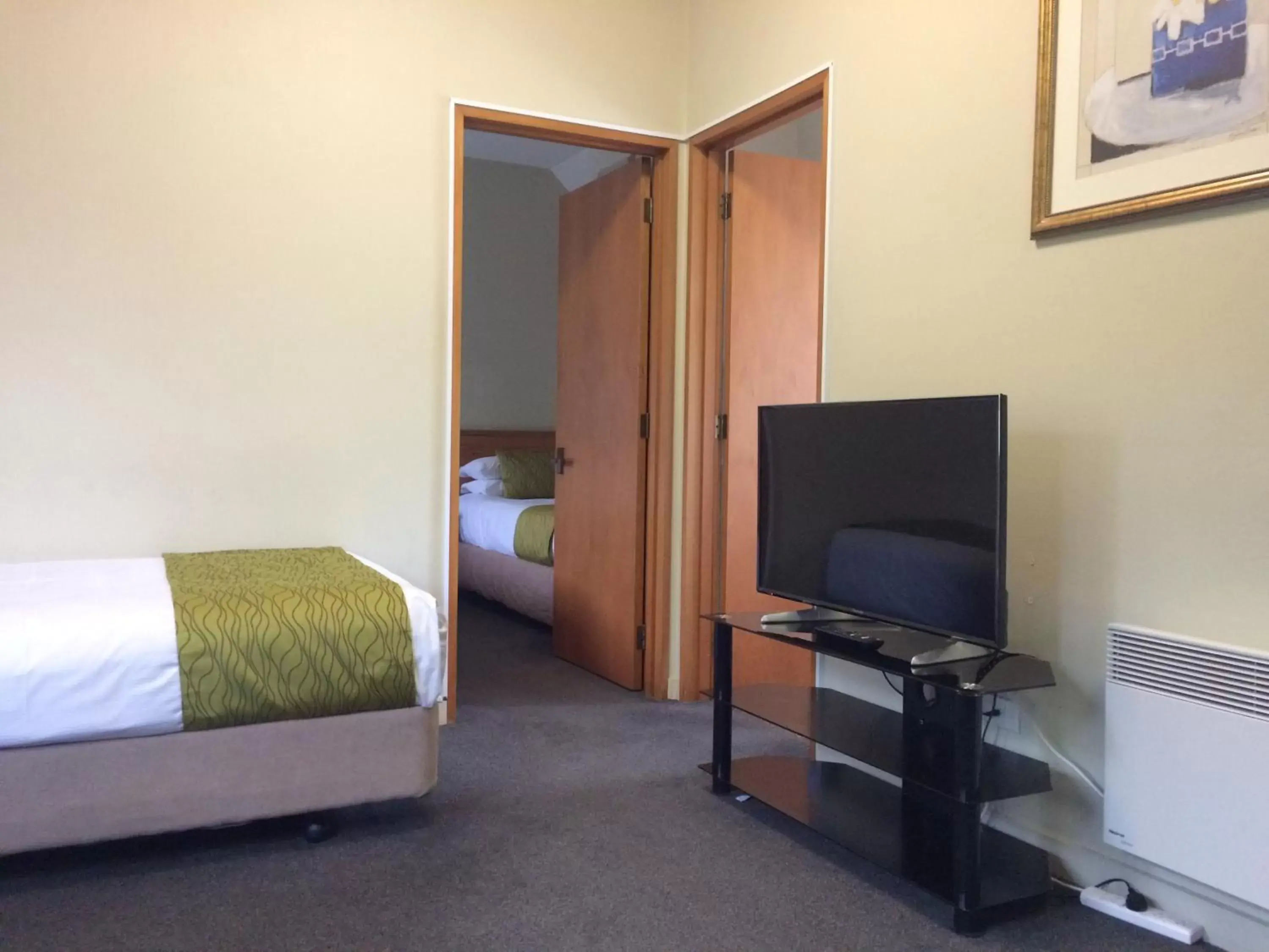 Living room, TV/Entertainment Center in Allan Court Motel