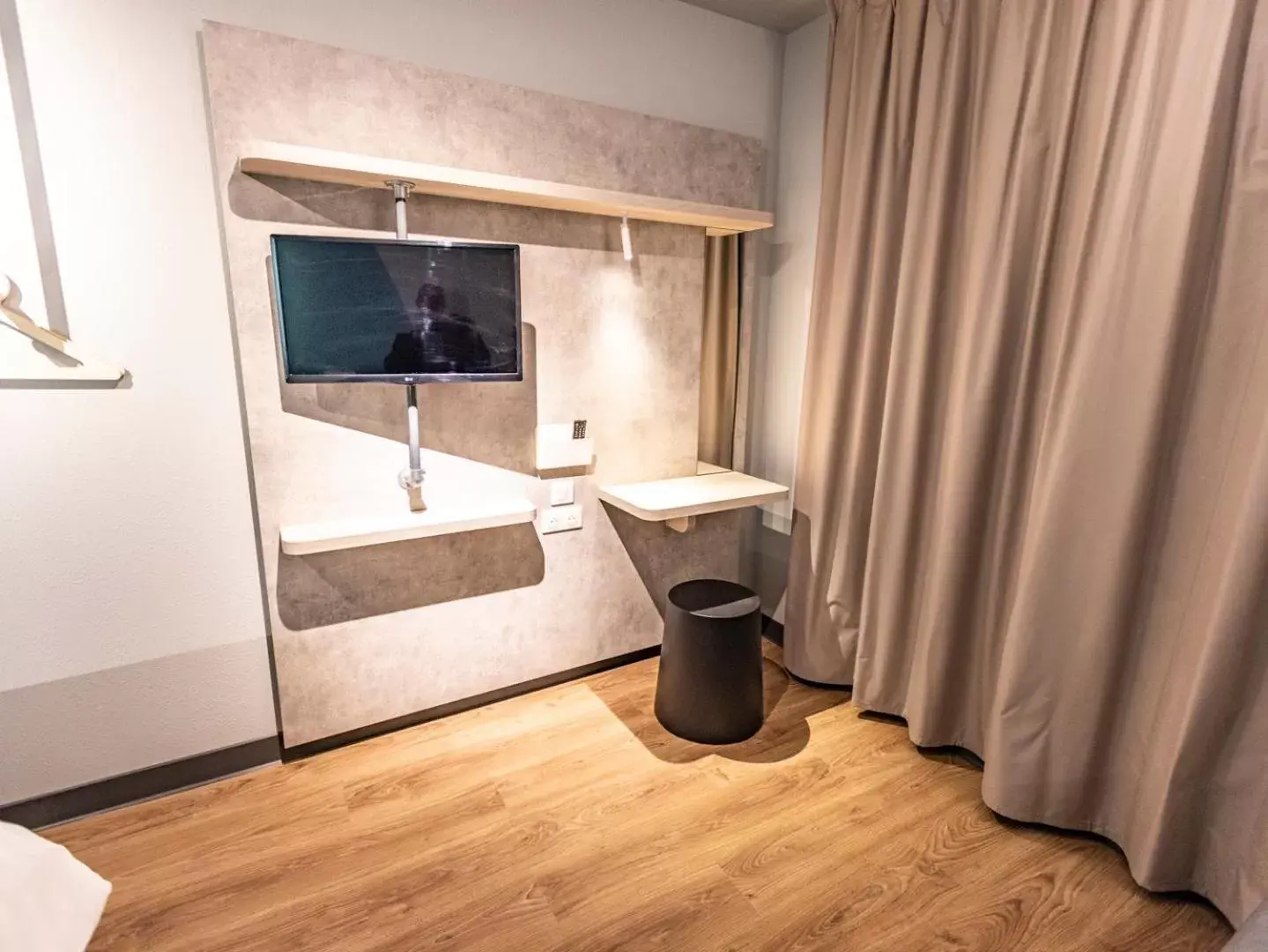 Bedroom, Bathroom in ibis Budget Millau Viaduc