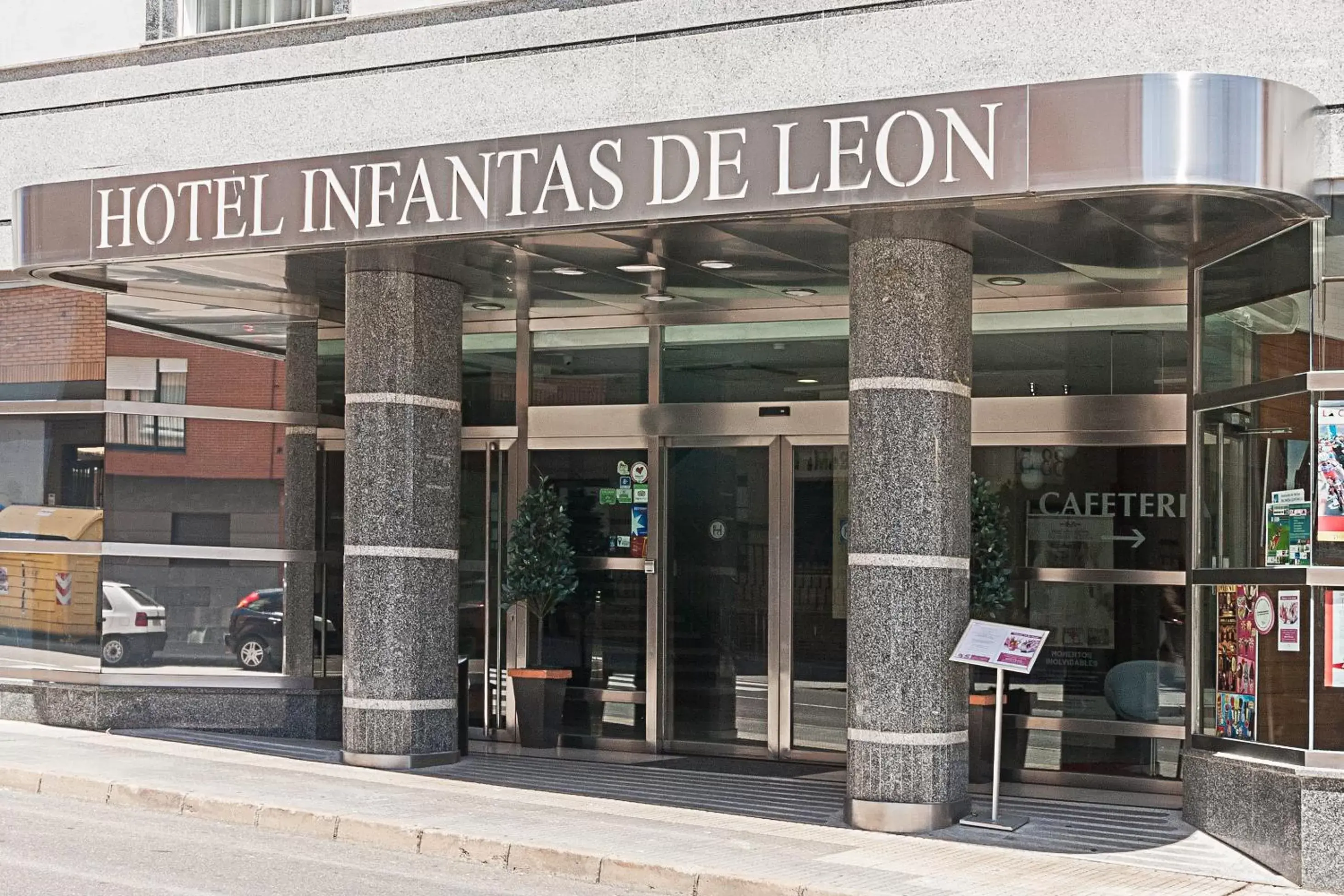 Facade/entrance in FC Infantas de León Facade/entrance in FC Infantas de León