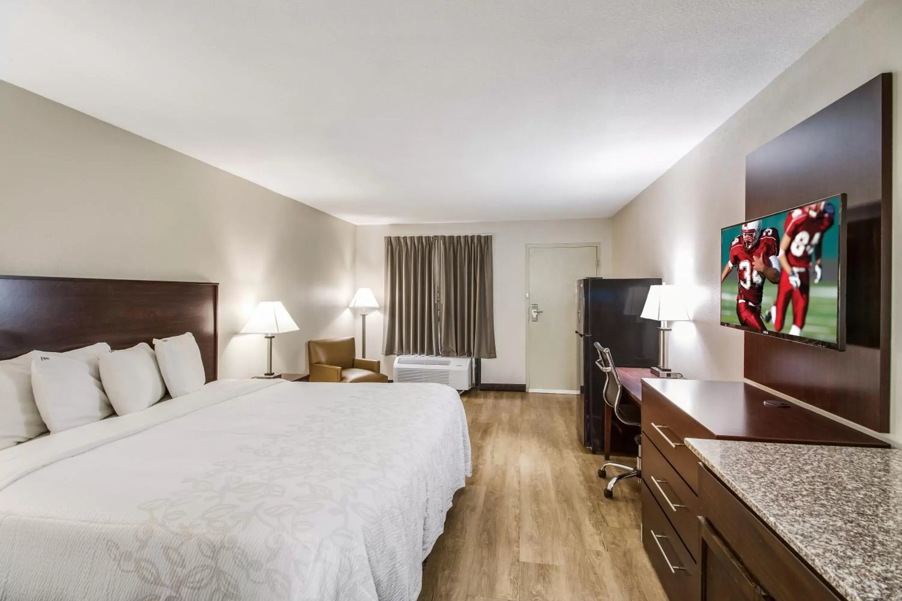 Photo of the whole room, TV/Entertainment Center in Red Roof Inn PLUS+ Dallas - Addison