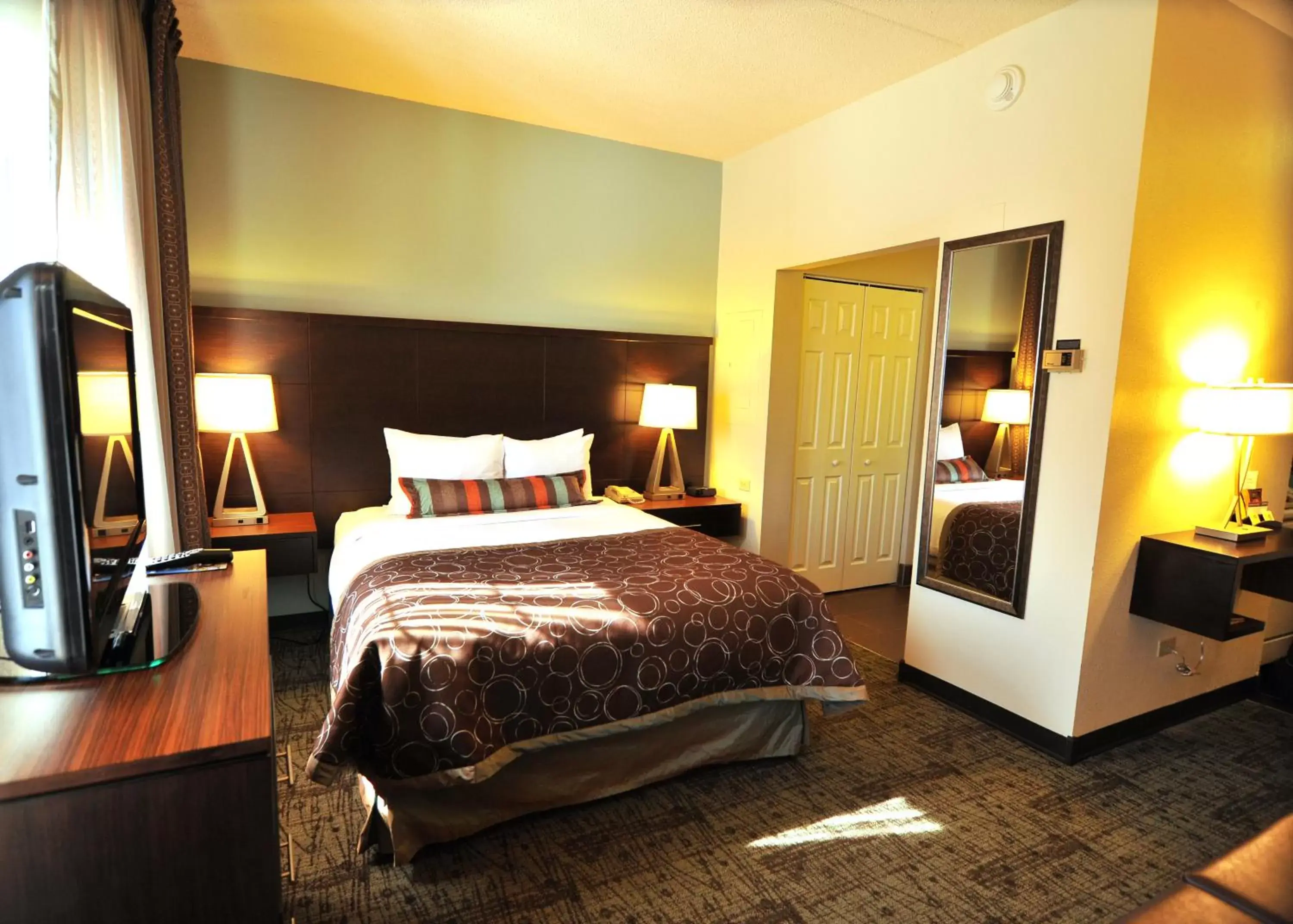 Day, Bed in Staybridge Suites Chicago-Oakbrook Terrace, an IHG Hotel