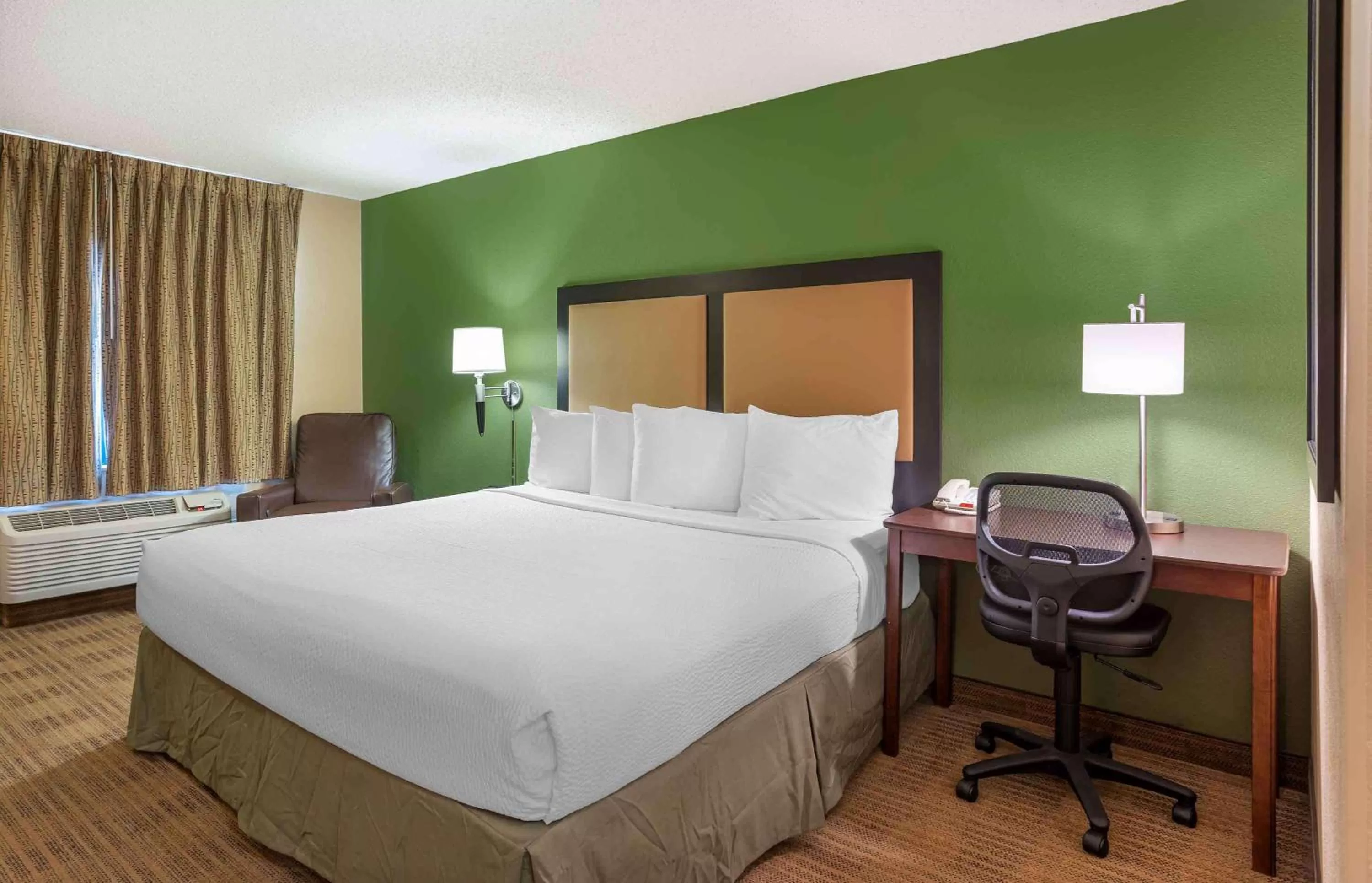Bedroom, Bed in Extended Stay America Select Suites - Columbia - Stadium Blvd