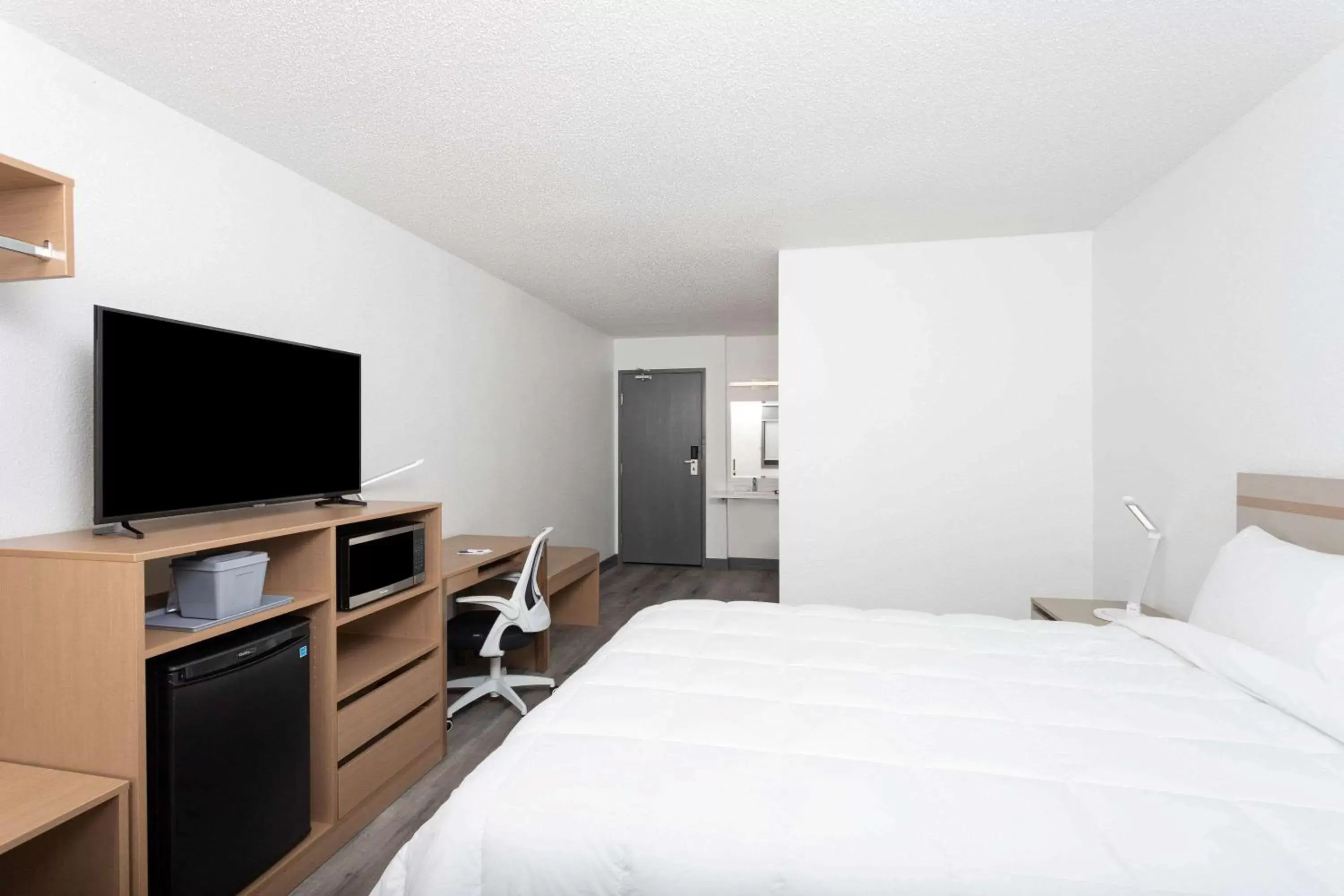Photo of the whole room, Bed in Travelodge by Wyndham Elkhart