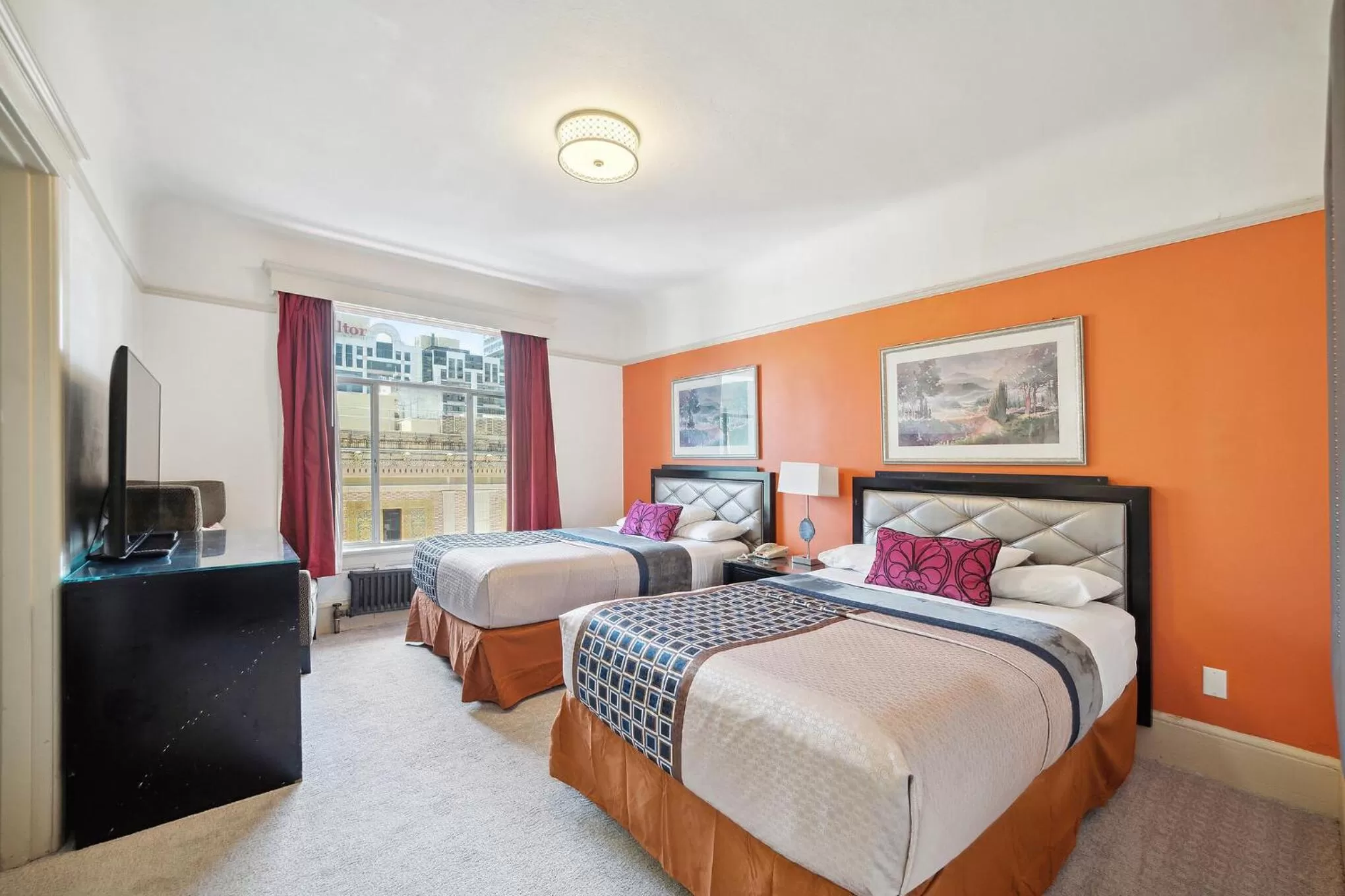 Photo of the whole room, Bed in Union Square Plaza Hotel