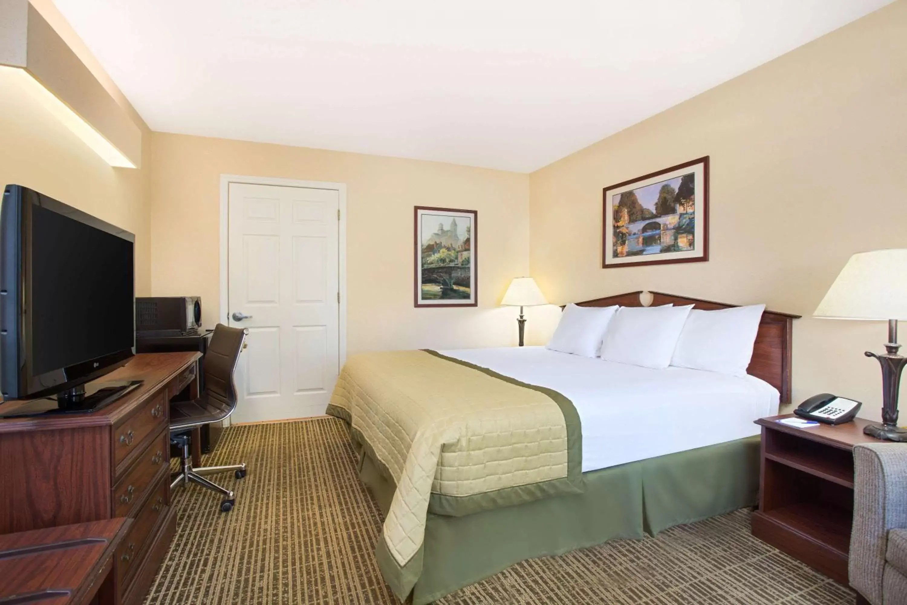 Photo of the whole room, Bed in Baymont by Wyndham Forest City