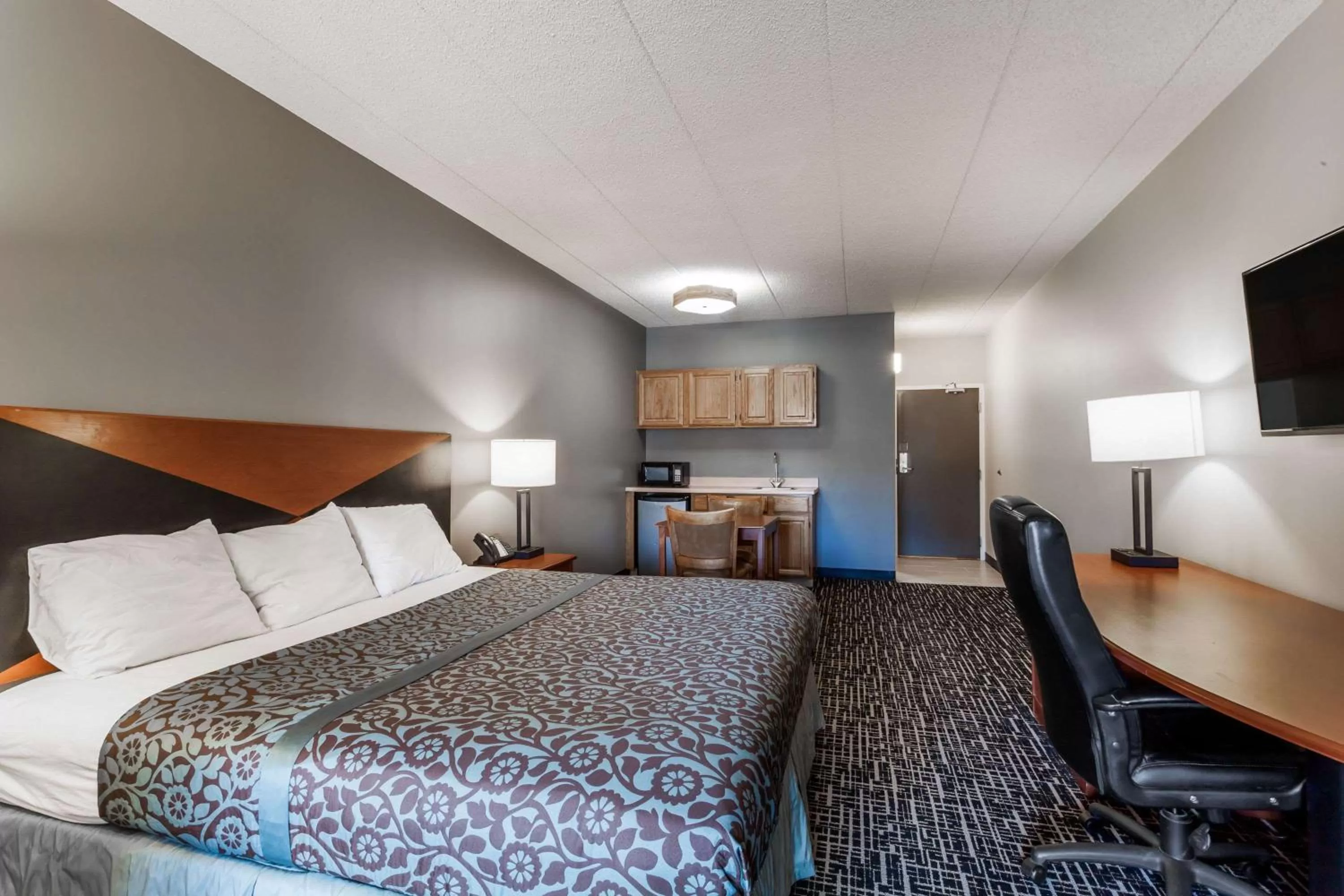 Photo of the whole room, Bed in Days Inn & Suites by Wyndham Lancaster Amish Country