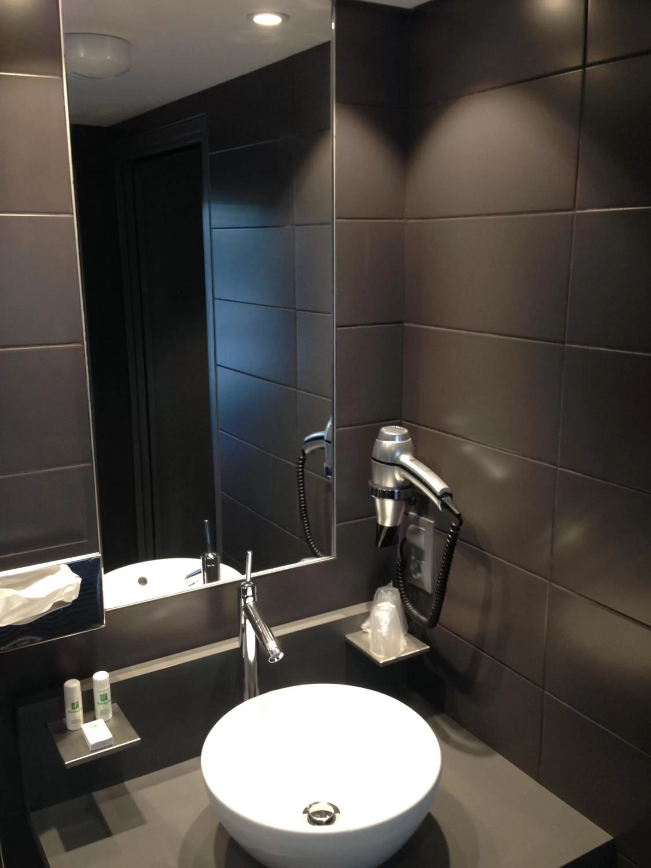 Shower in Holiday Inn Dijon Toison D'or by IHG