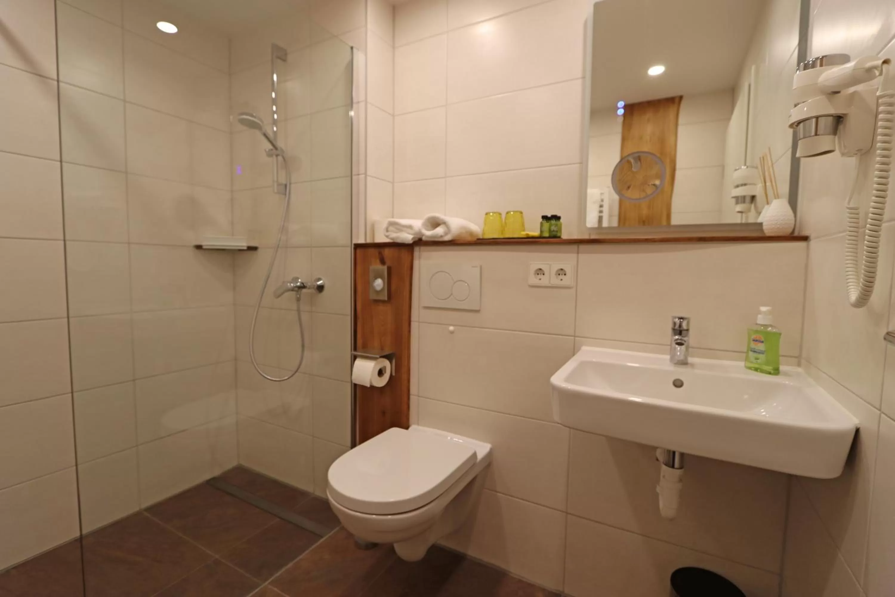 Shower in Hotel Kreuz Höhengasthof