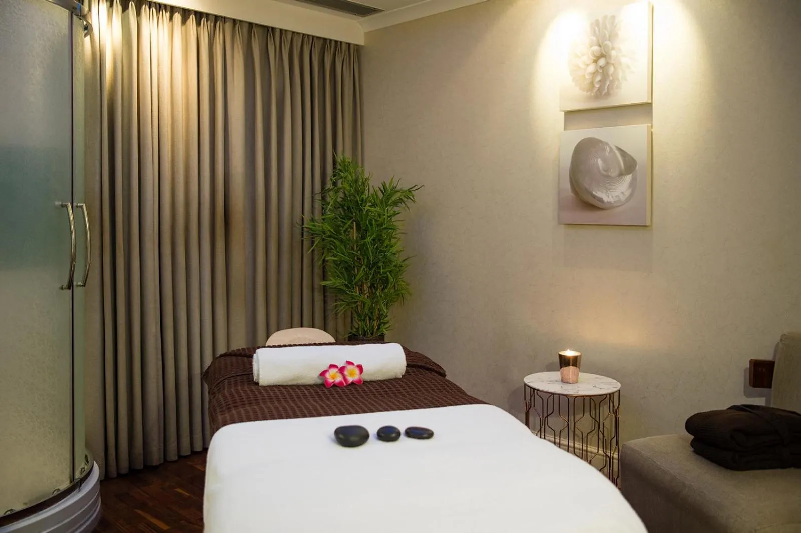Massage, Bed in Lakeside Park Hotel & Spa
