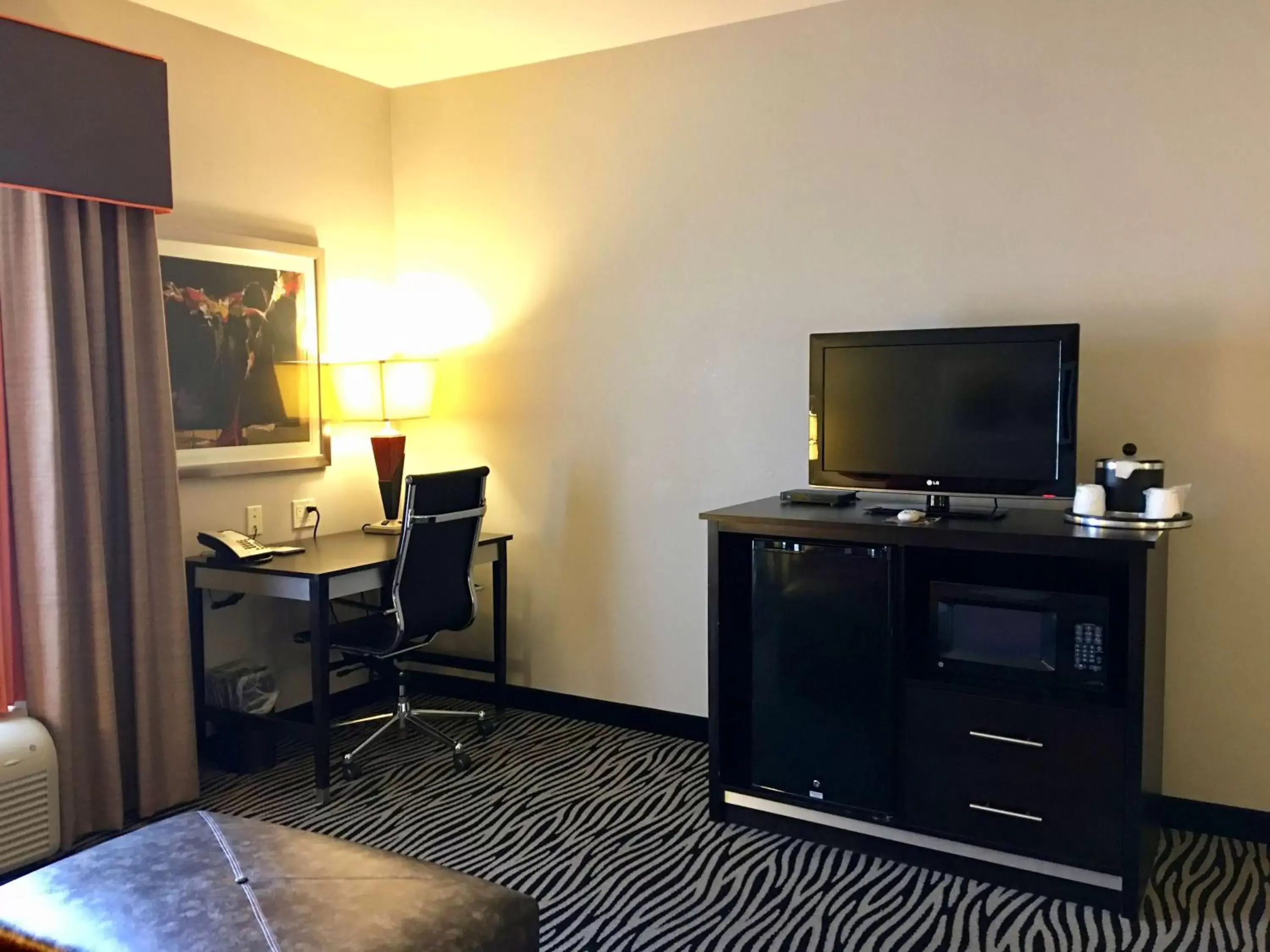 Bedroom, TV/Entertainment Center in Hampton Inn and Suites Tulsa Central