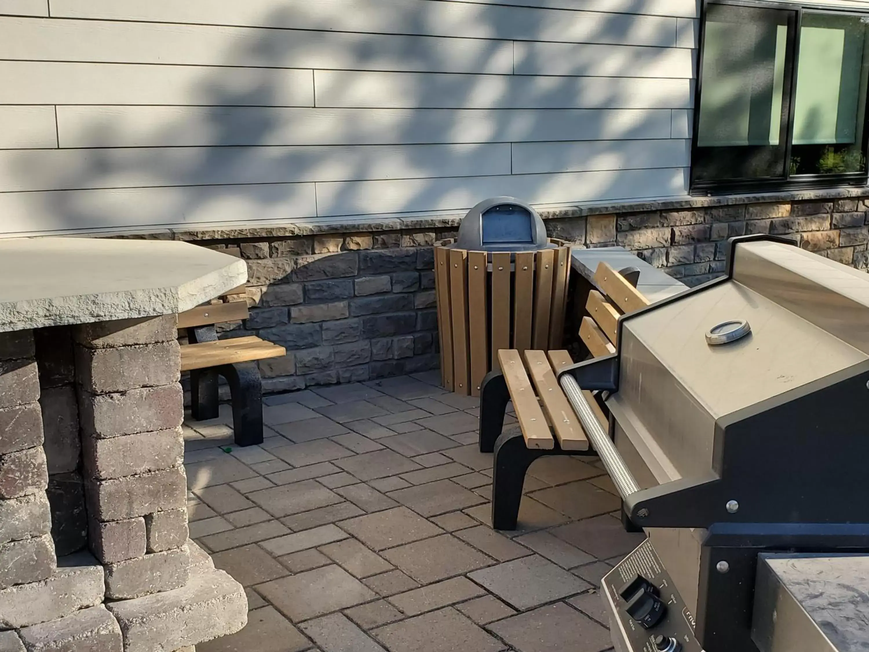 Patio, BBQ Facilities in Cobblestone Inn & Suites - Clarion