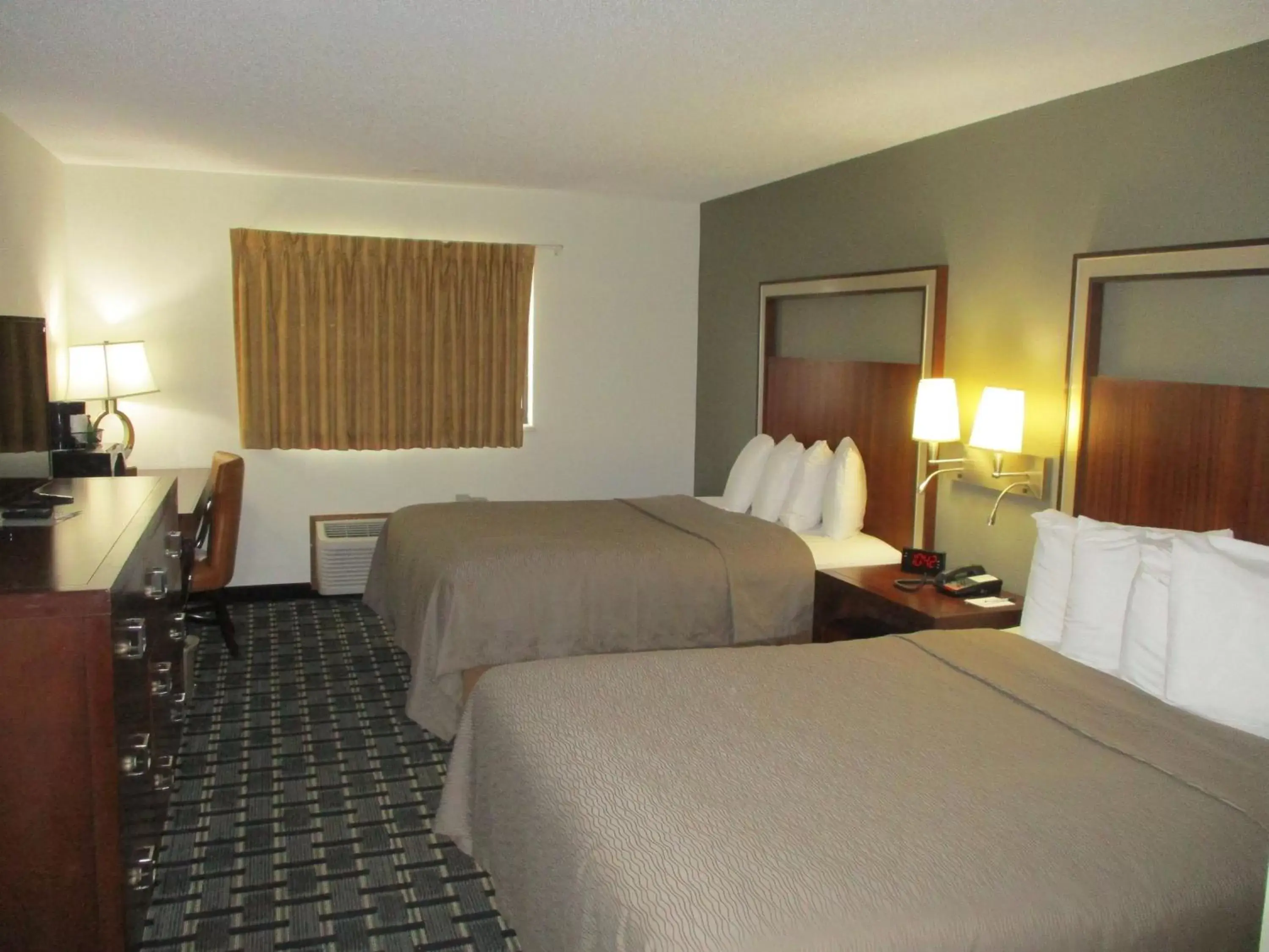 Photo of the whole room, Bed in SureStay Hotel by Best Western Manchester