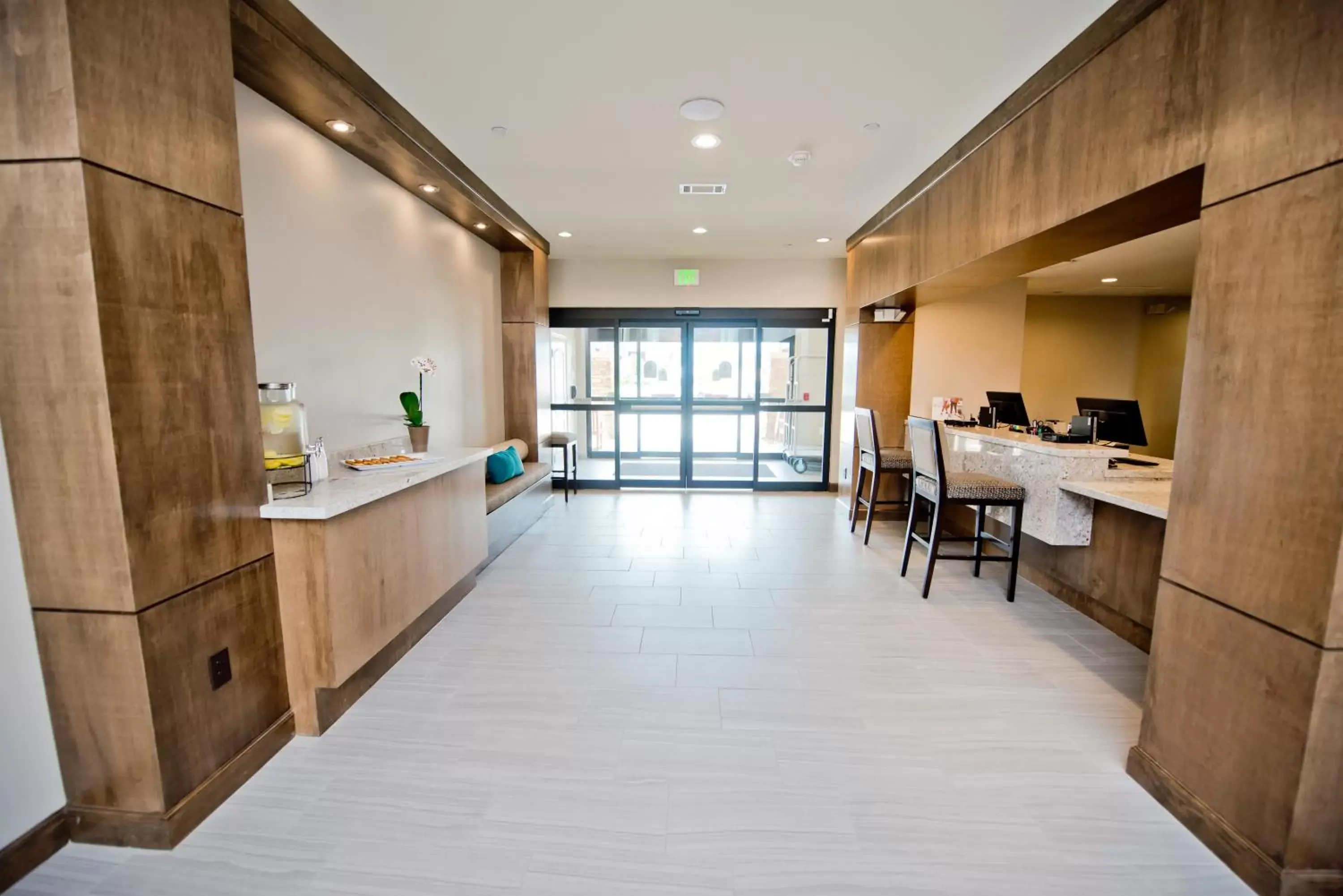 Property building, Kitchen/Kitchenette in Staybridge Suites Houston - Humble Beltway 8 E, an IHG Hotel