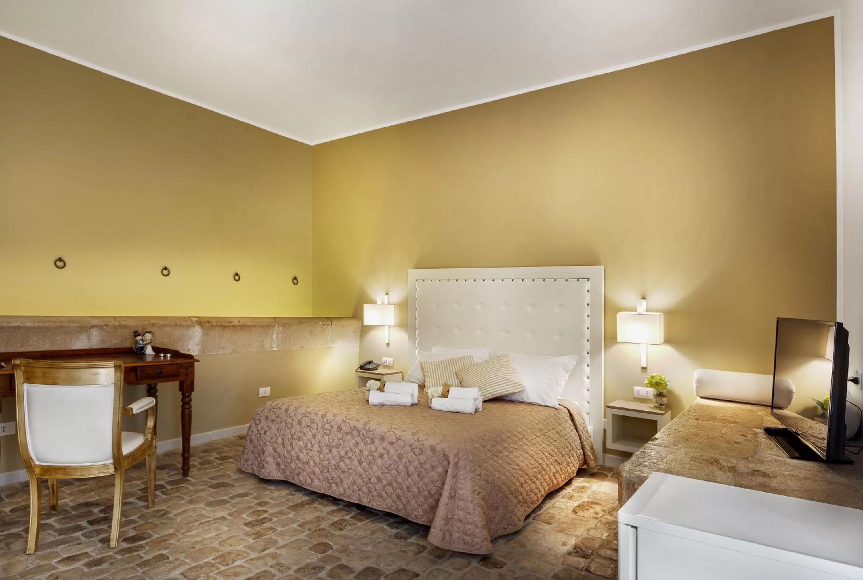 Photo of the whole room, Bed in Villa Principe Di Belmonte