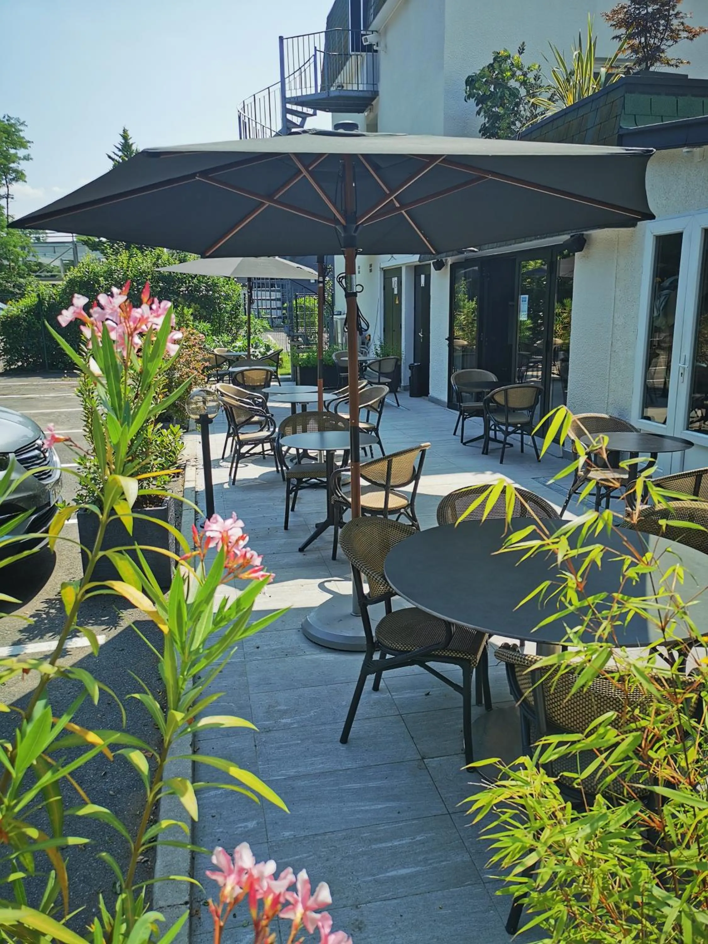 Patio in Hotel Acadie Eragny