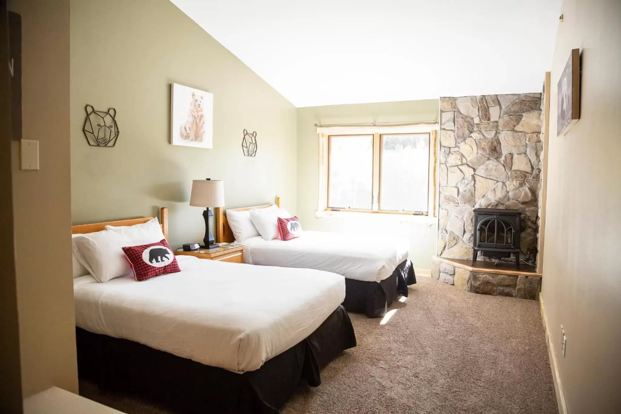 Bed in Arrowhead Mountain Lodge