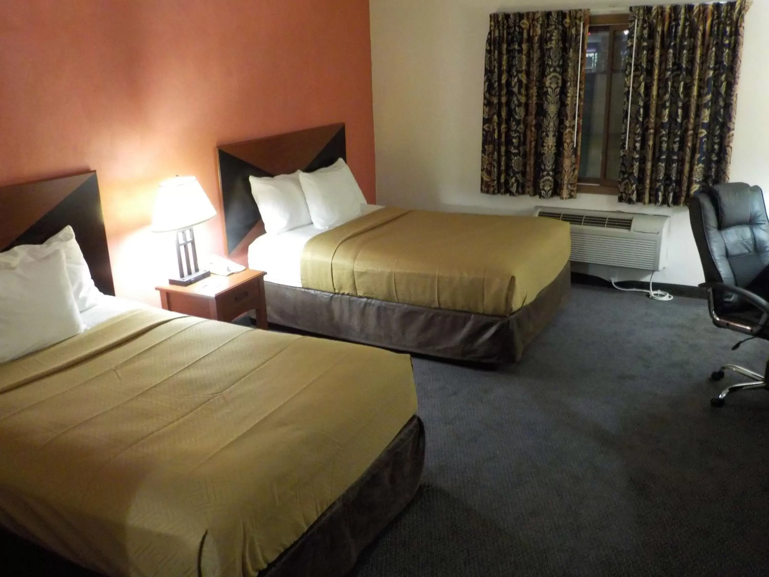 Photo of the whole room, Bed in SureStay Hotel by Best Western Greenville