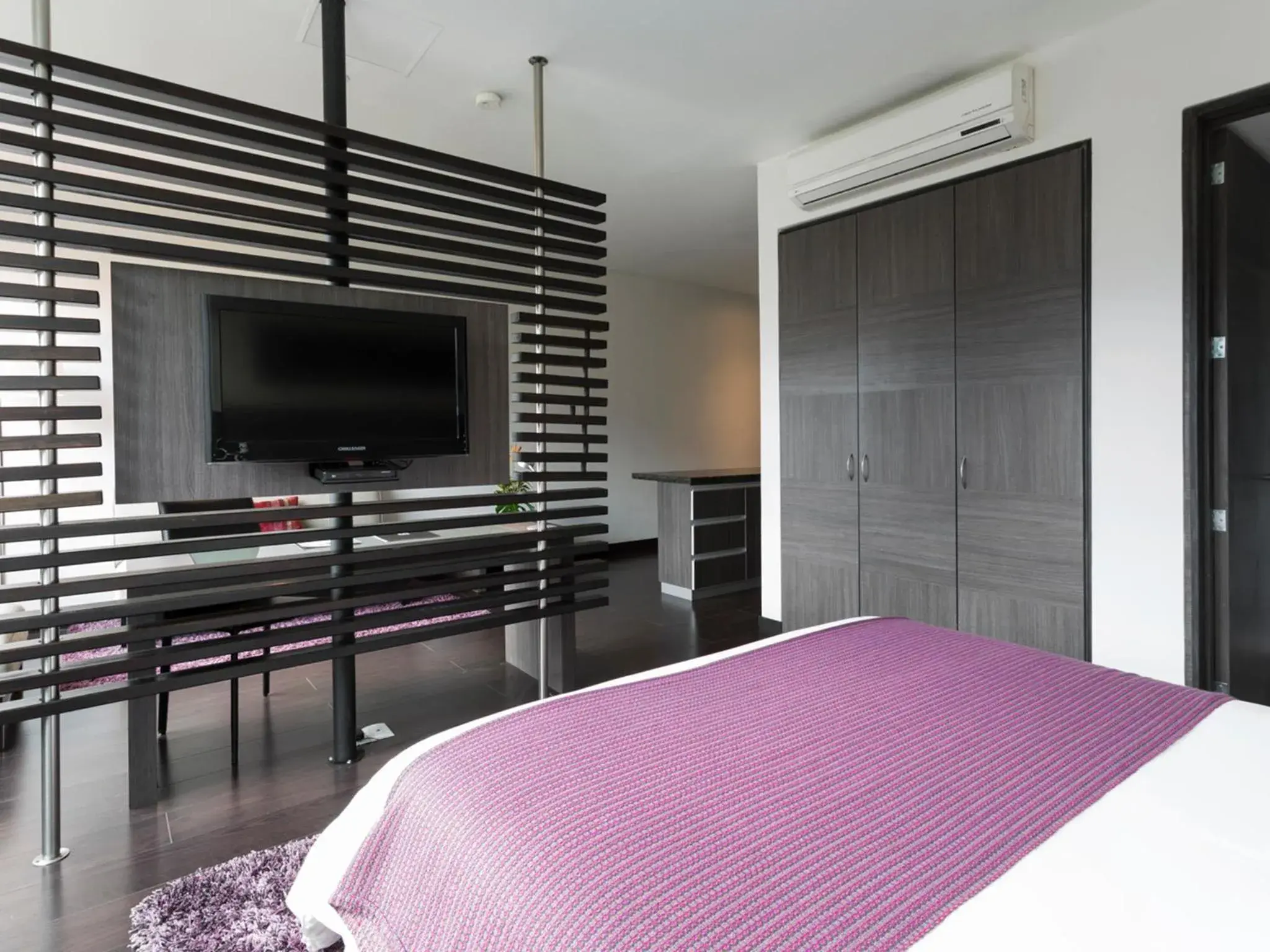 Bedroom, TV/Entertainment Center in Hotel bh El Poblado