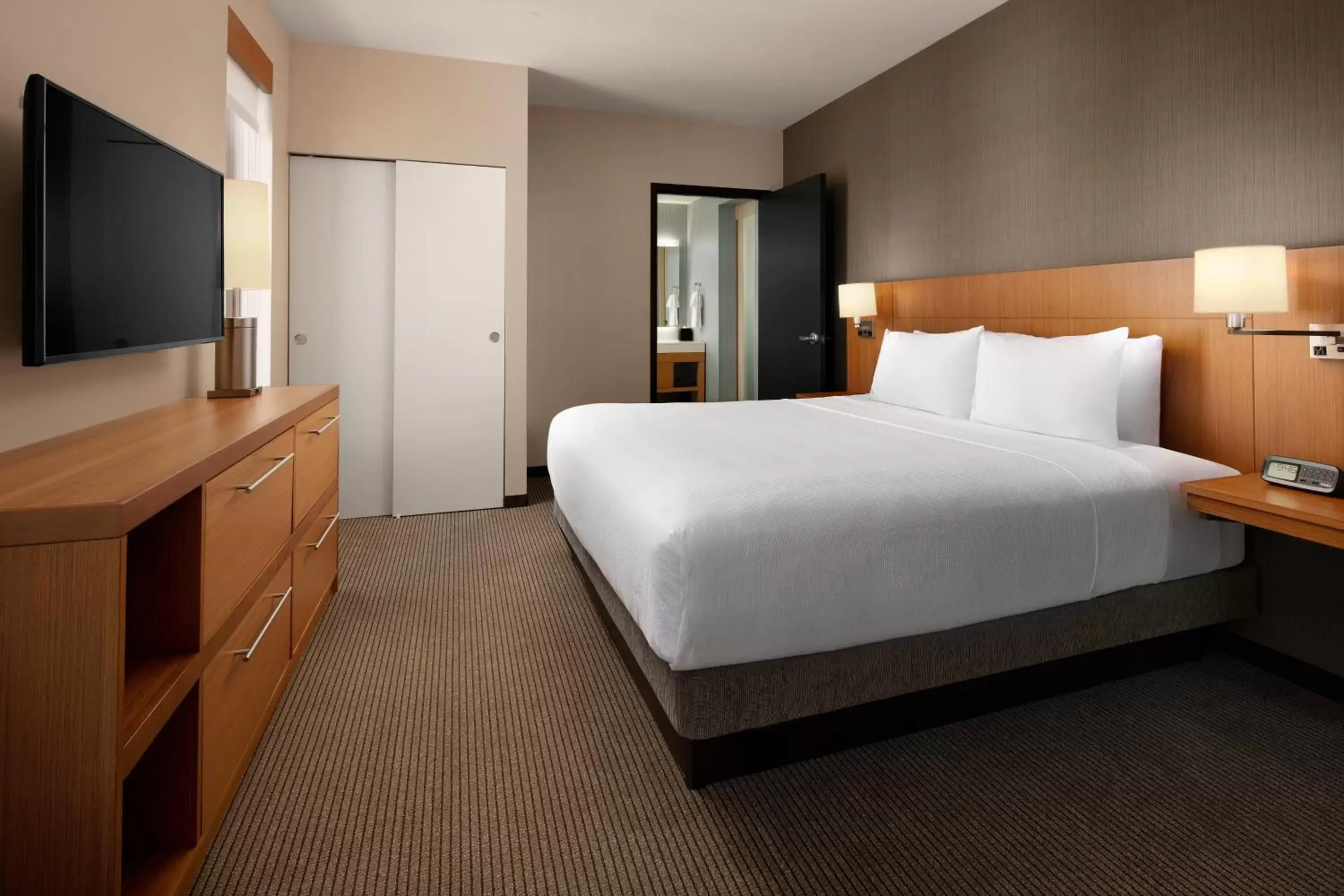 Bedroom, Bed in Hyatt Place Calgary Airport