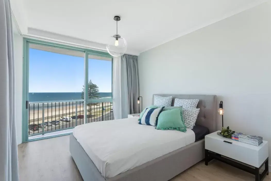 Bedroom, Bed in The Waterford on Main Beach