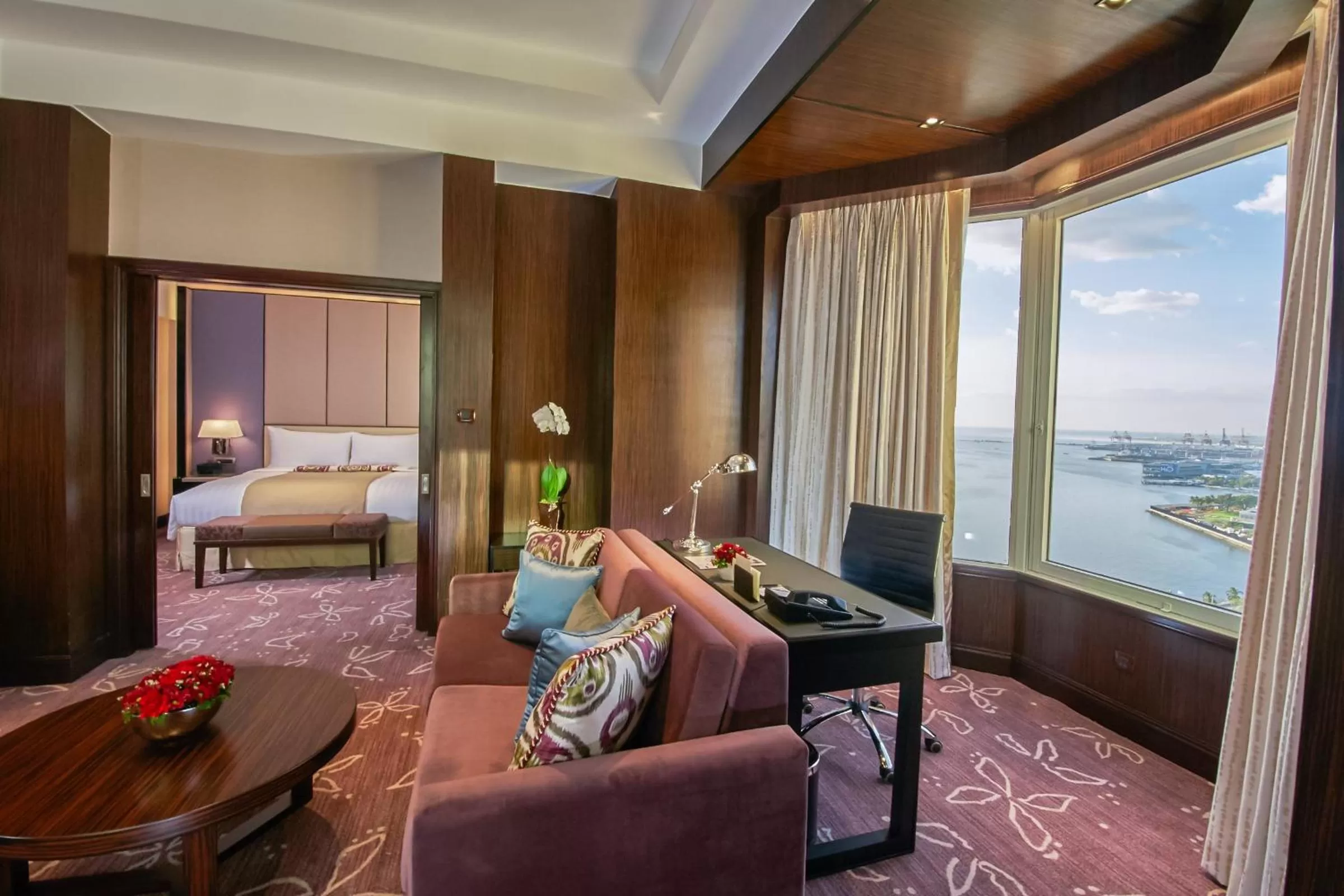 TV and multimedia, Bed in Diamond Hotel Philippines