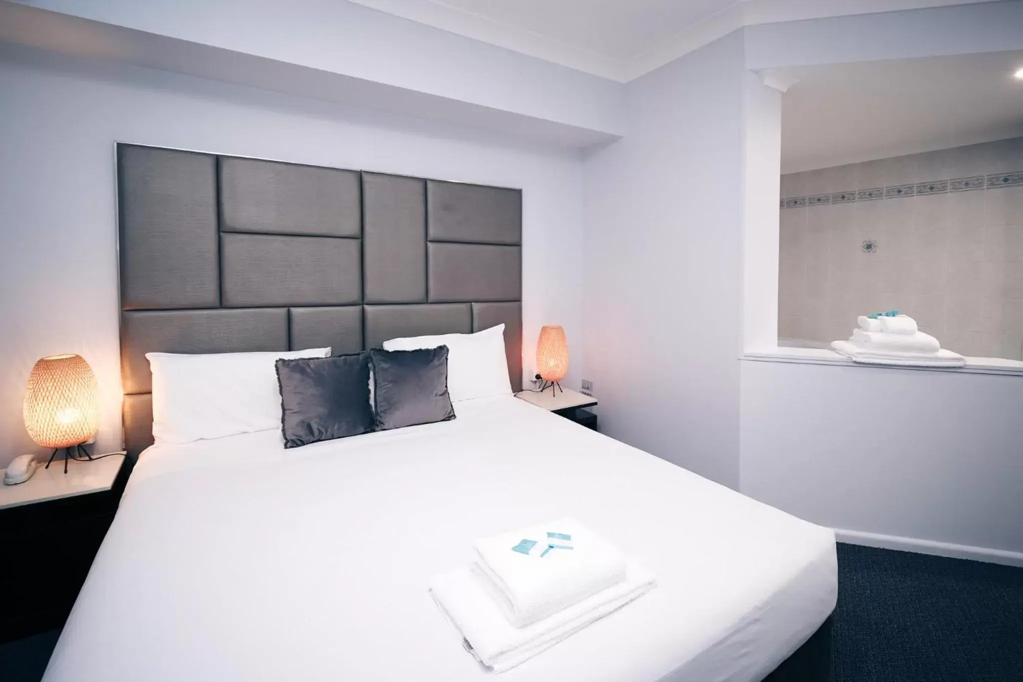 Bed in Island Palms Motor Inn Bed in Island Palms Motor Inn