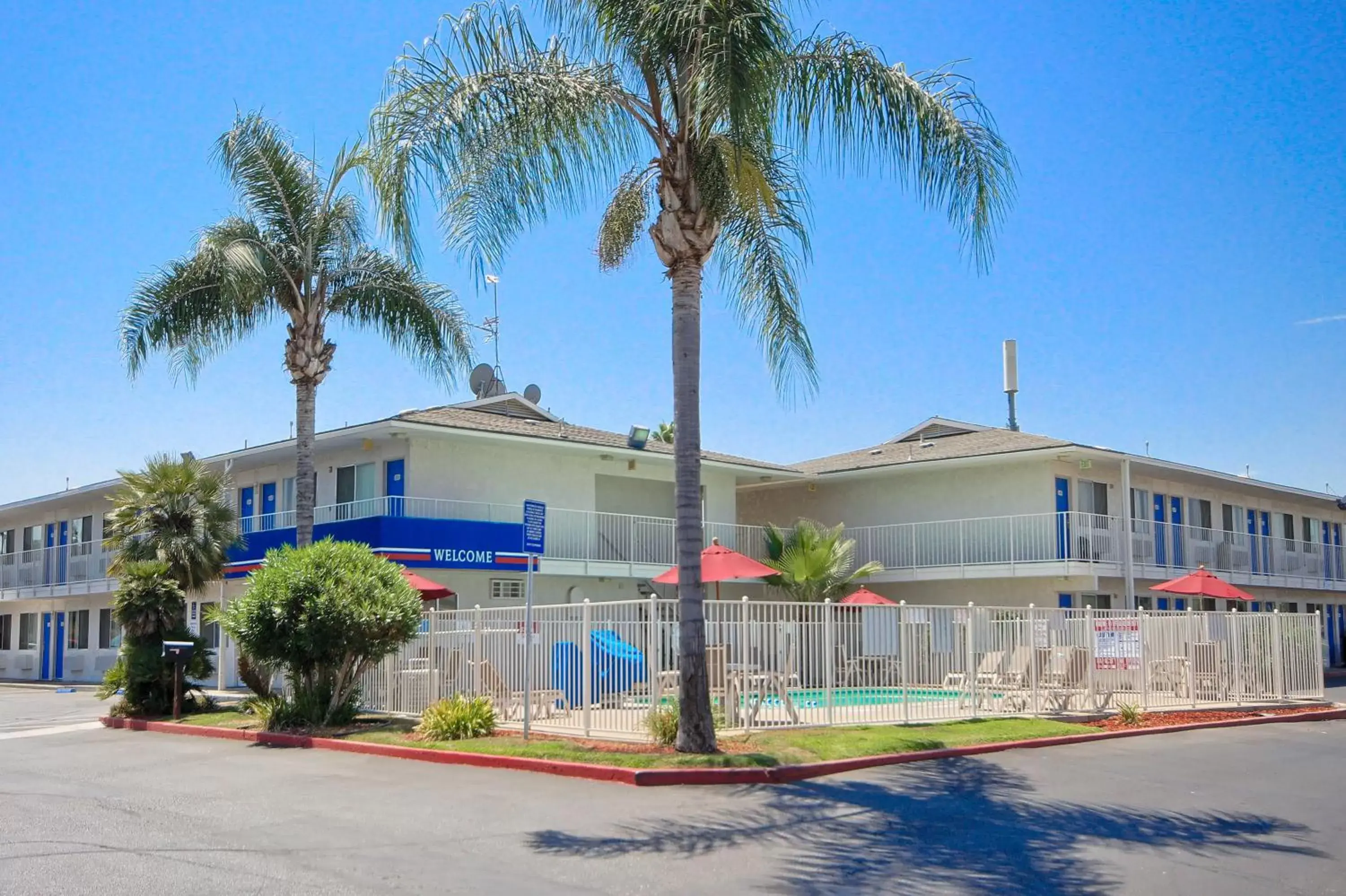 Swimming pool, Property Building in Motel 6-Tulare, CA