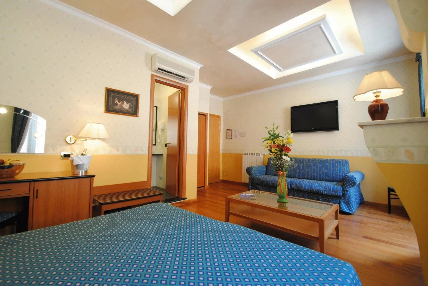 Photo of the whole room, Bed in Hotel Verona Rome