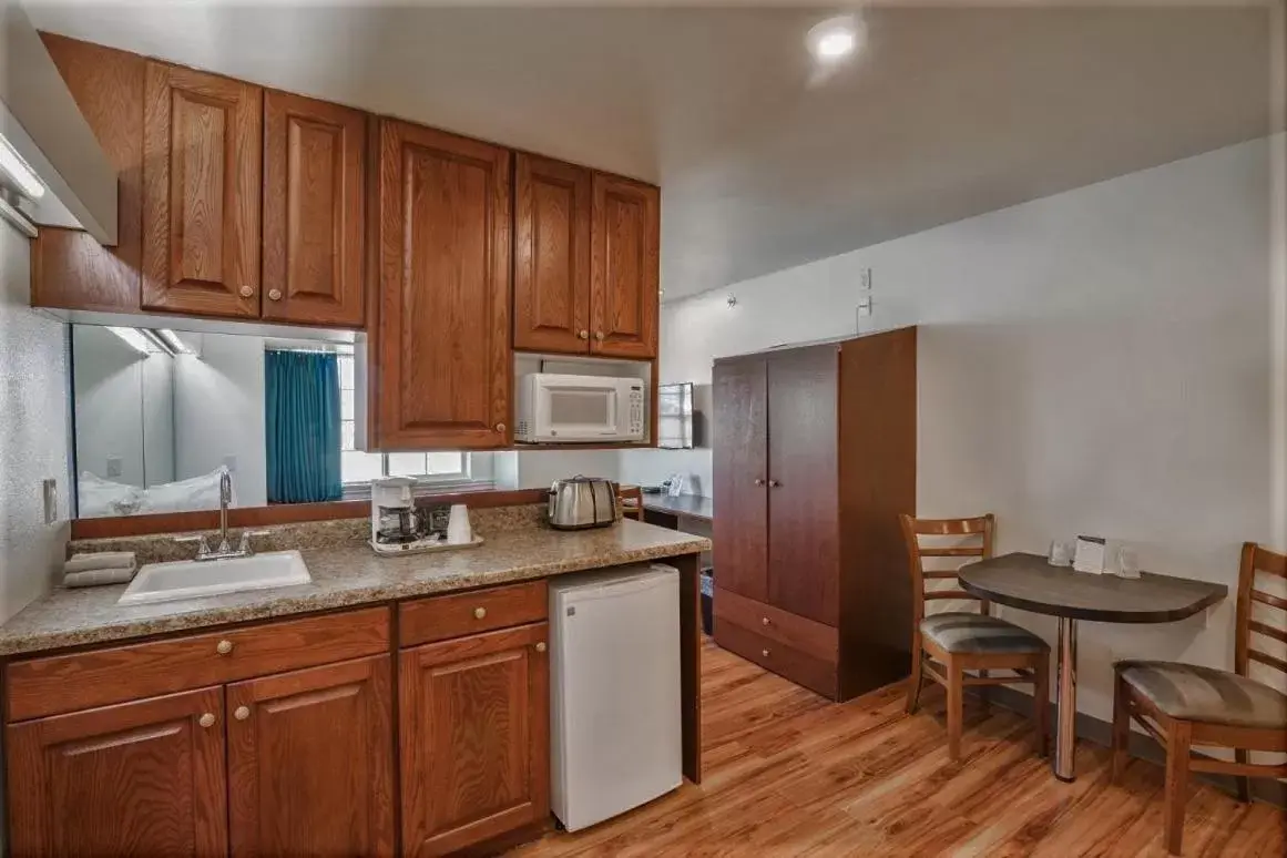 Queen Suite - Non-Smoking in Motel 6-Idaho Falls, ID - Snake River Queen Suite - Non-Smoking in Motel 6-Idaho Falls, ID - Snake River