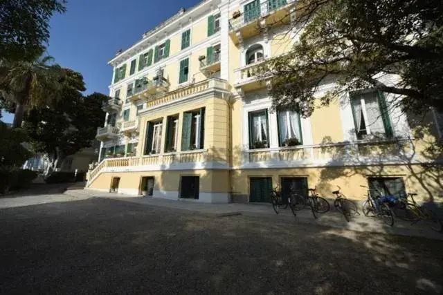 Property building, Patio/Outdoor Area in Hotel Petit Royal