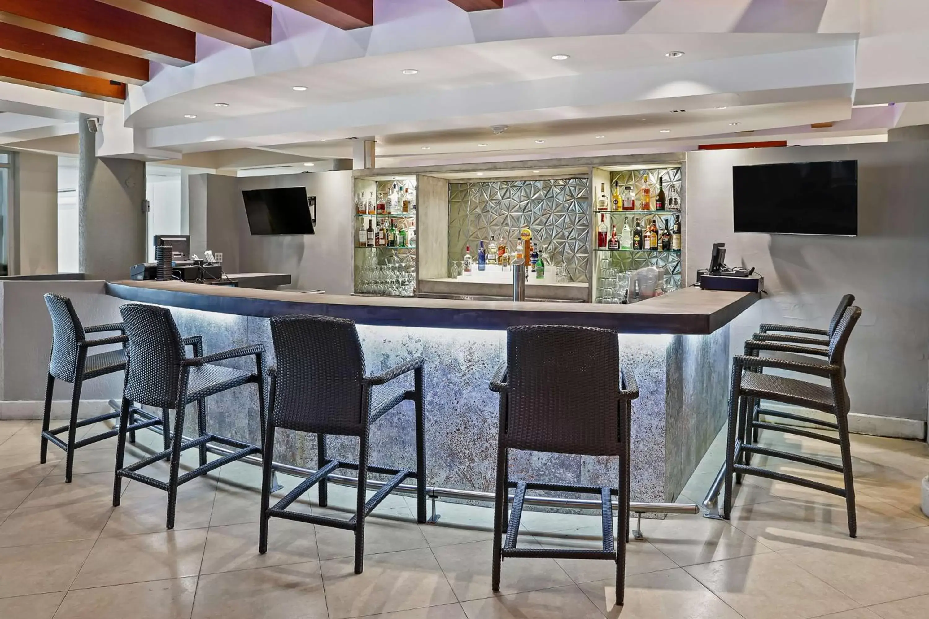 Sports, Lounge/Bar in Embassy Suites by Hilton Dorado del Mar Beach Resort